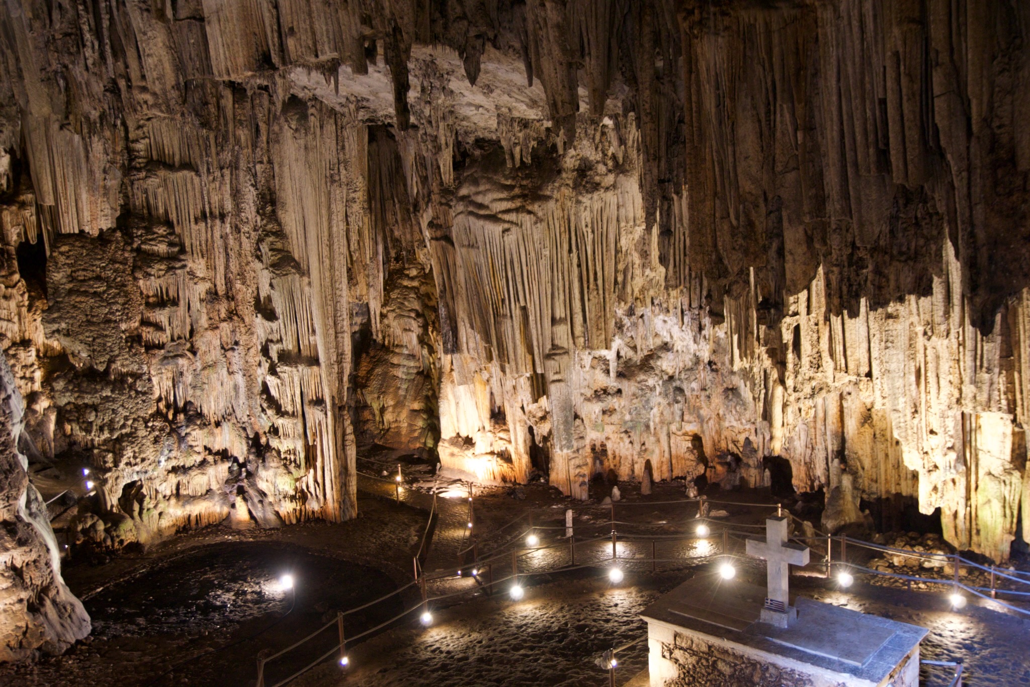 Main Chamber of Gerontospilios Cave Norden der Insel 29 Hauptkammer der Gerontospilios Höhle