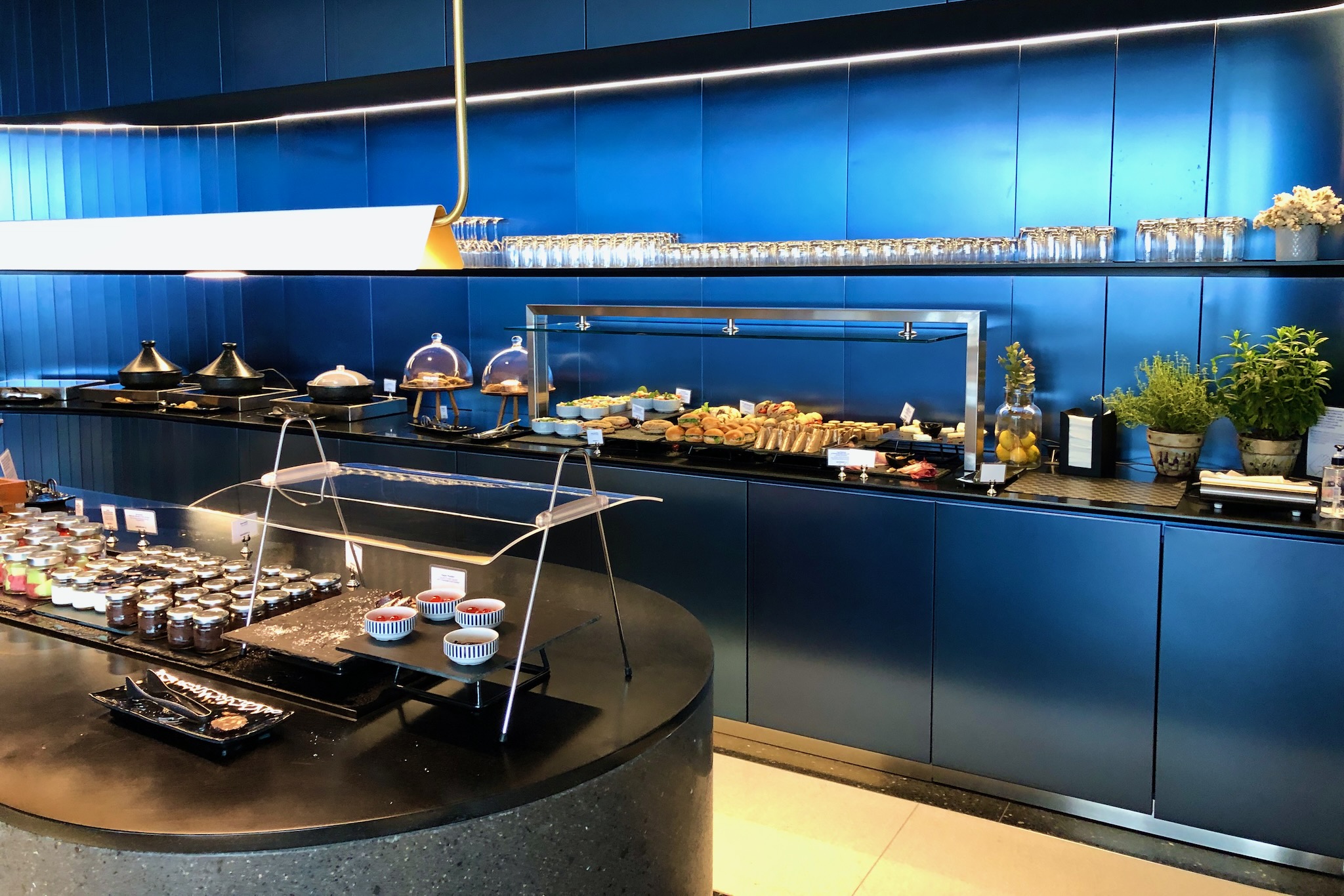 Buffet in the Aegean Business Lounge Athensngen-Bereich (Terminal A) 23 Buffet in der Aegean Business Lounge Athen