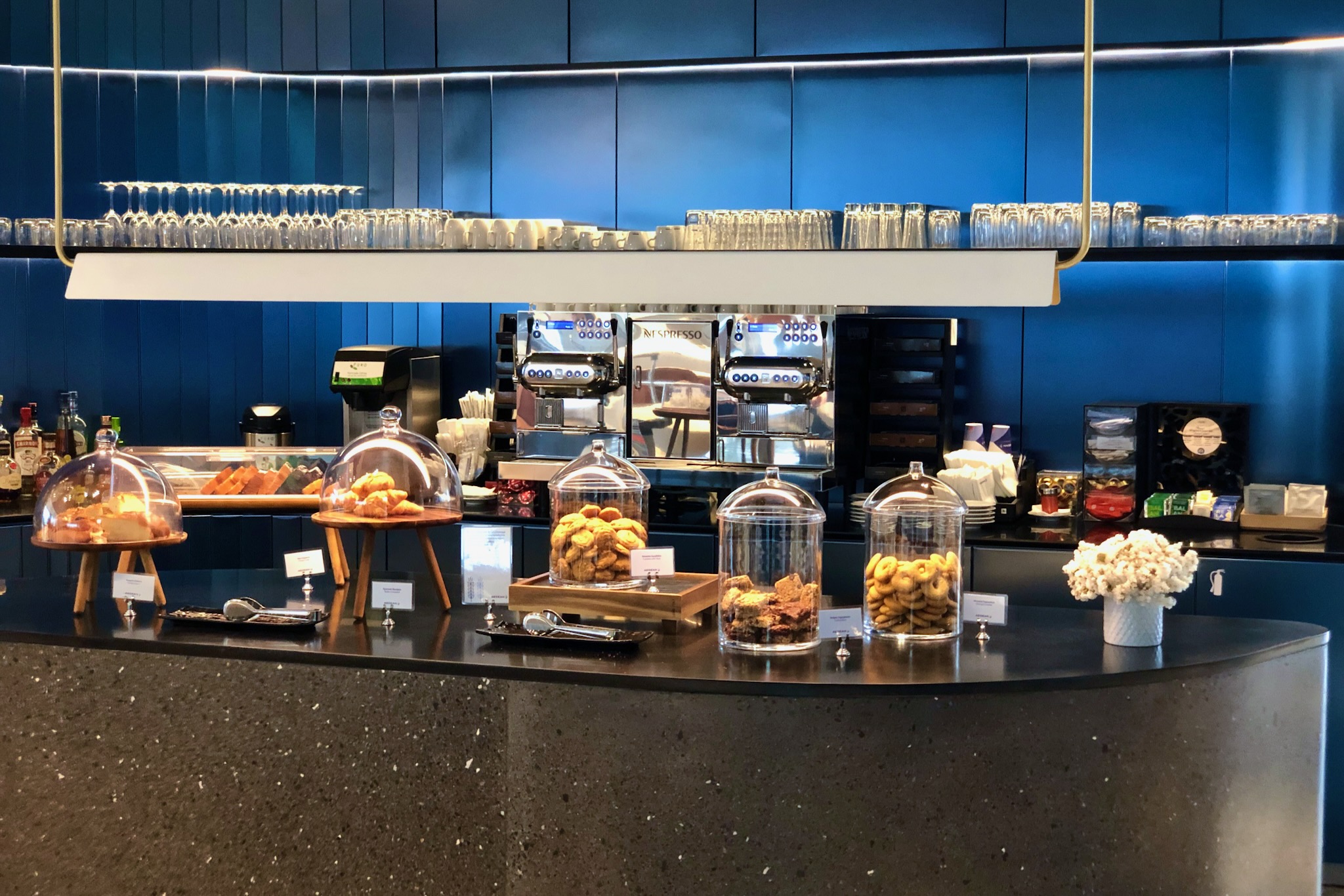 Beverage offer in the new Aegean Business Lounge Athensrminal A) 25 Getränkeangebot in der neuen Aegean Business Lounge Athen