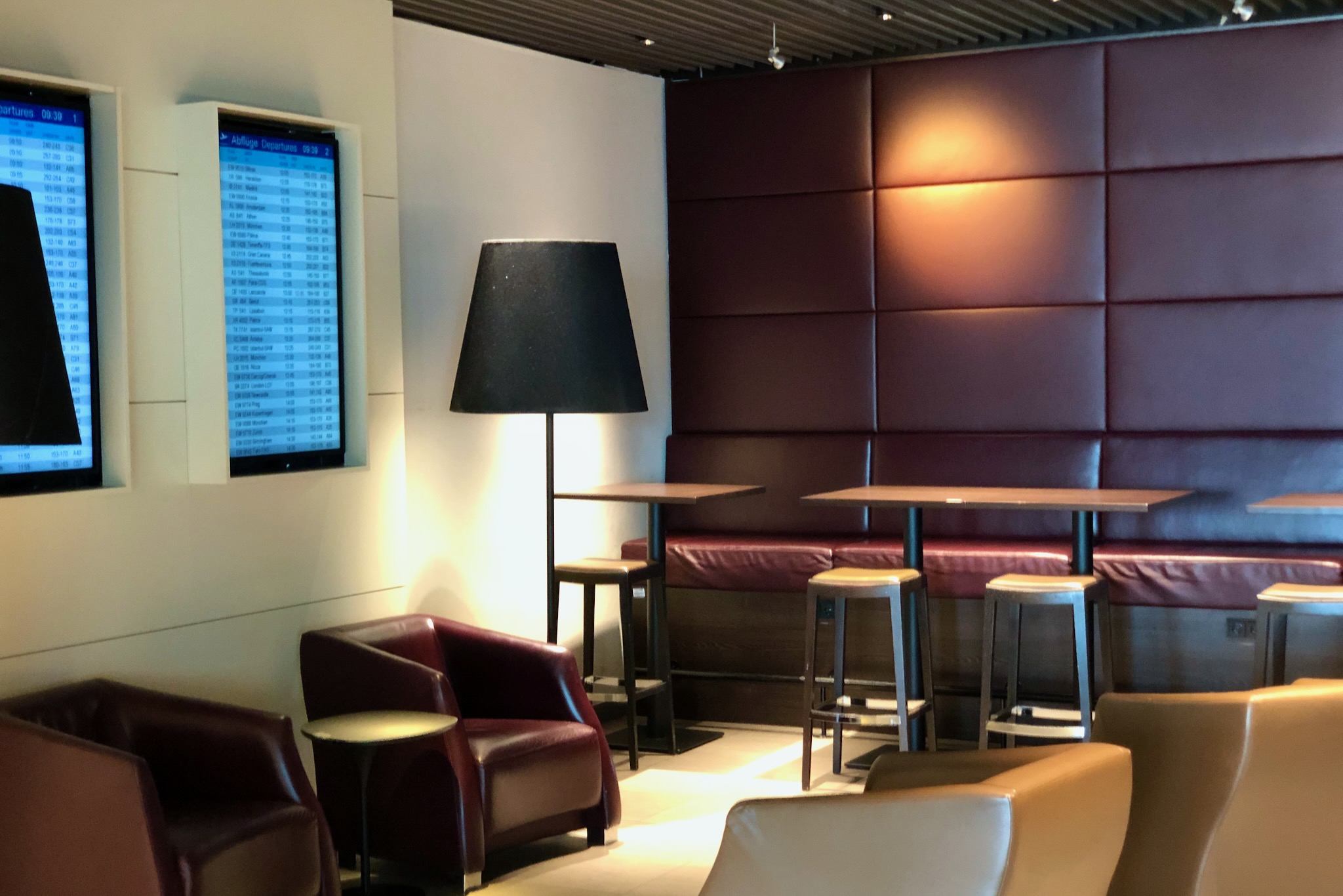 Hugo Junkers Lounge Düsseldorf 16 Sitzbereich mit Sesseln und Stehtischen