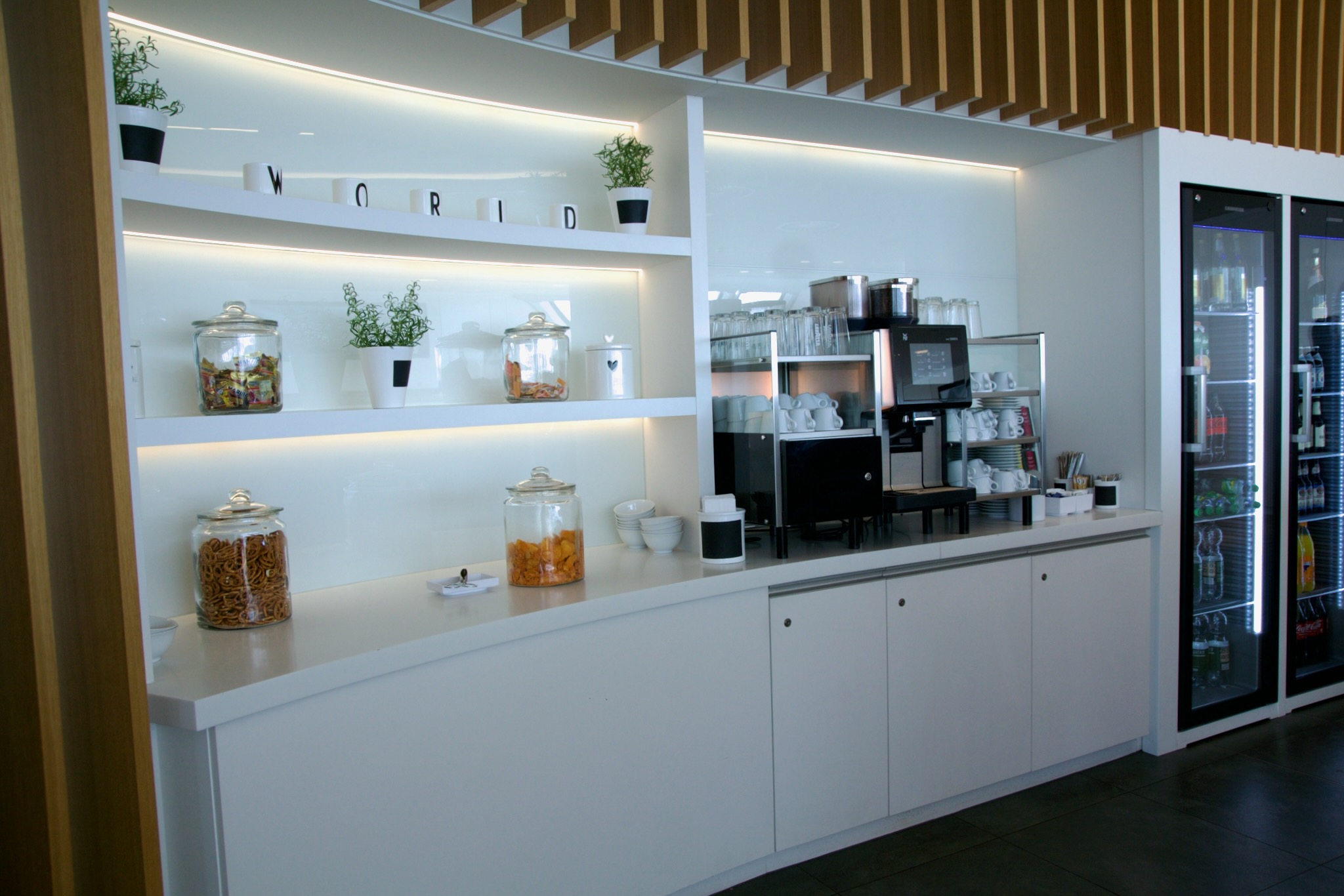 Airport Lounge World am Flughafen München 23 Kaffeevollautomaten und Snacks