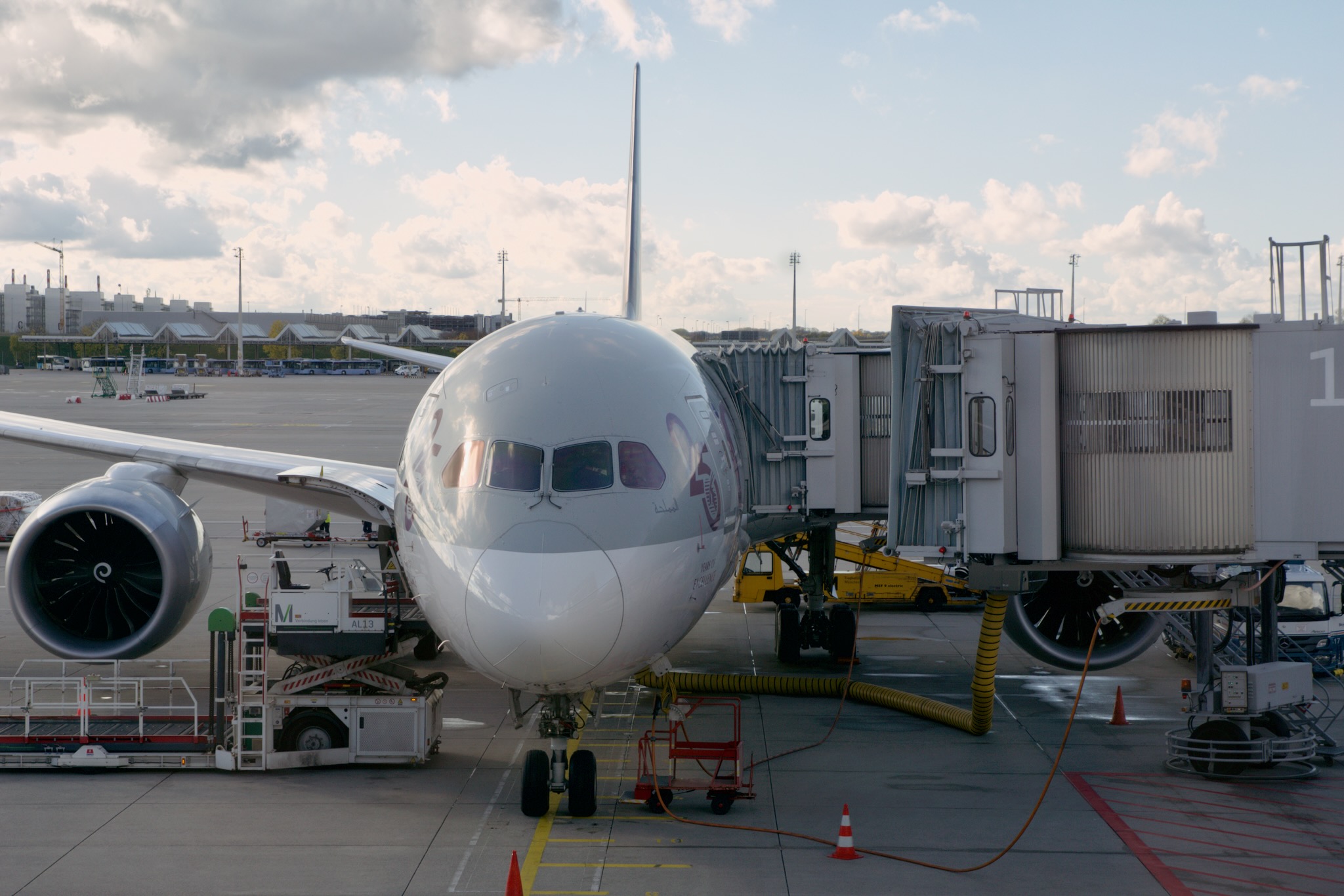 Qatar Airways Boeing 787-8 am Gate am Flughafen München