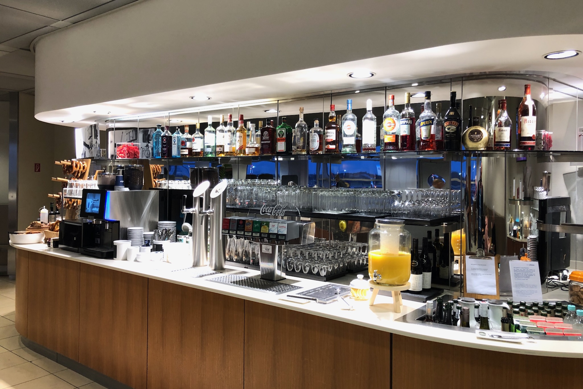 Getränkebuffet in der Lufthansa Senator Lounge Hamburg