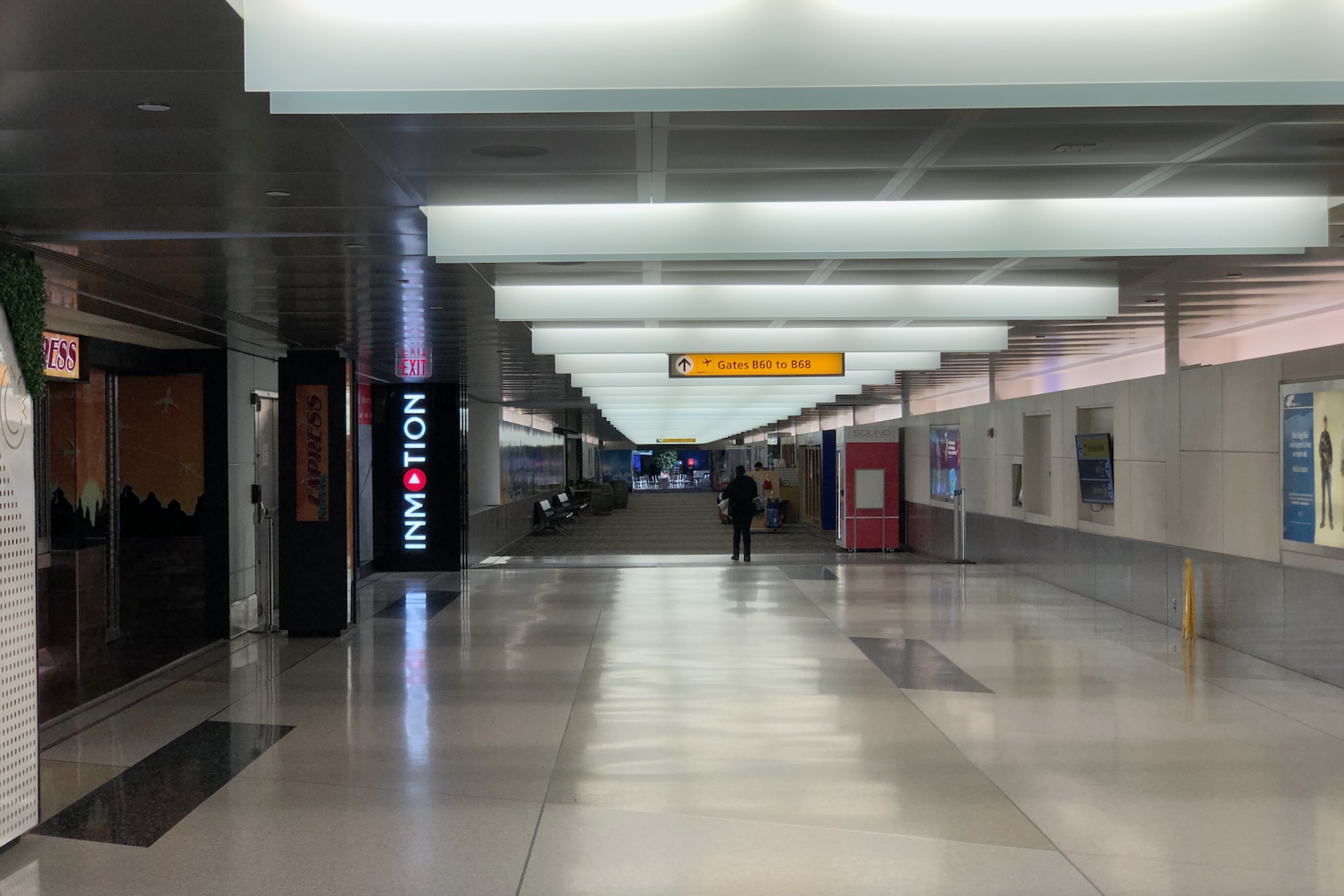 Weg zu den Lounges im Gate-Bereich 60–68 am Flughafen Newark