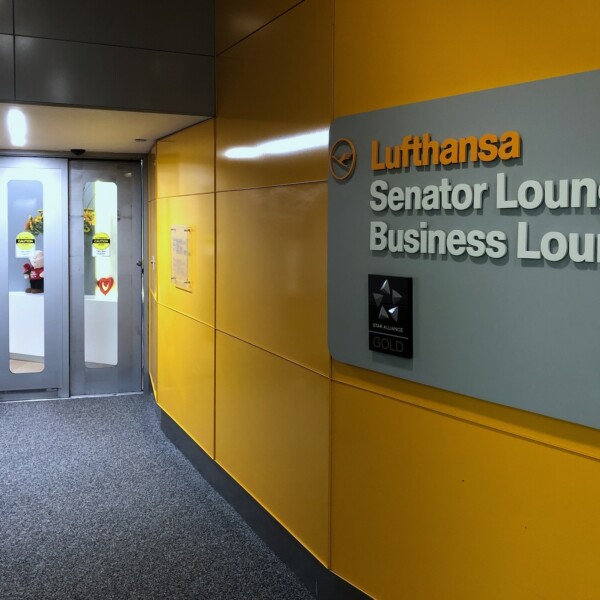 Eingang zur Lufthansa Senator Lounge Newark