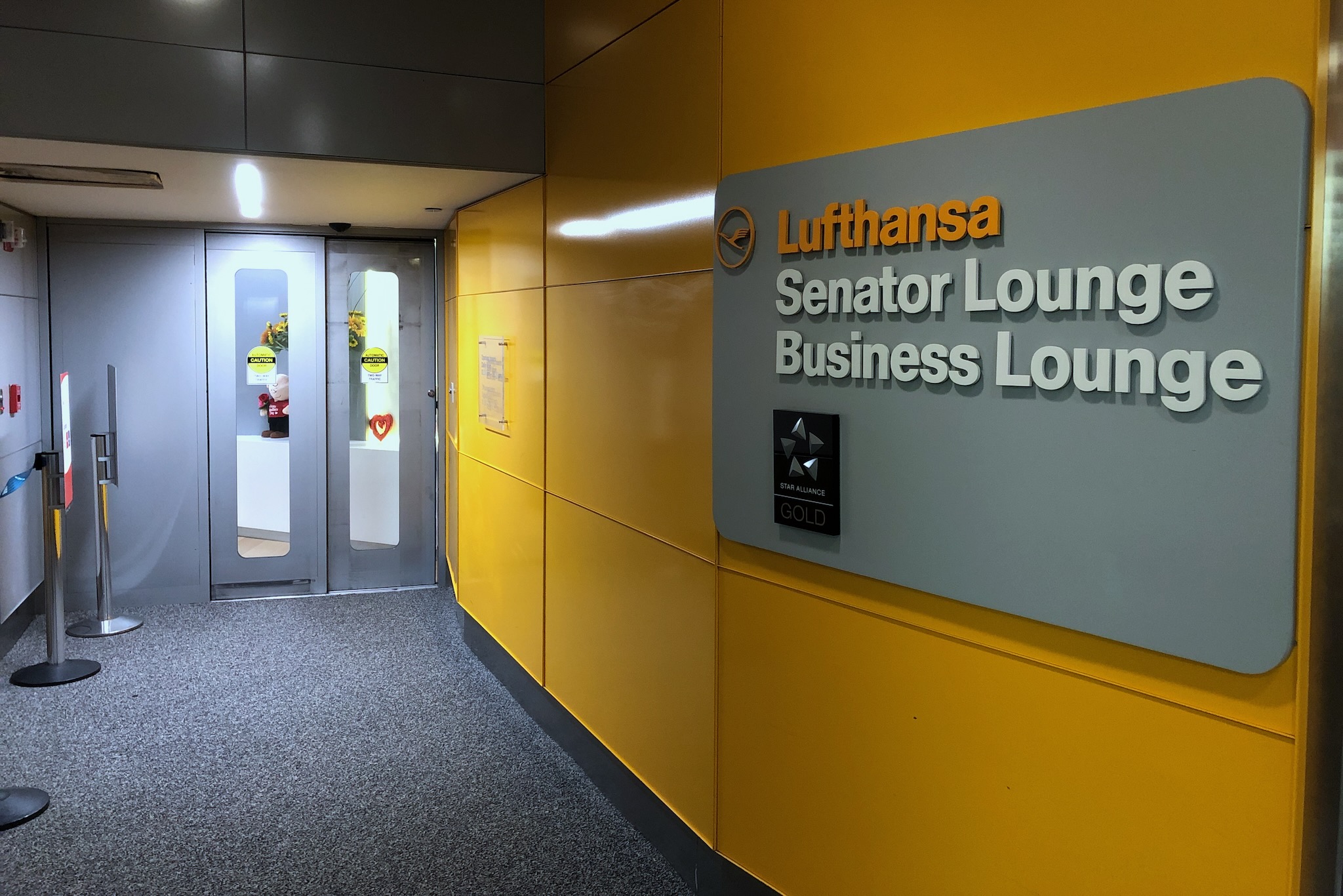 Eingang zur Lufthansa Senator Lounge Newark