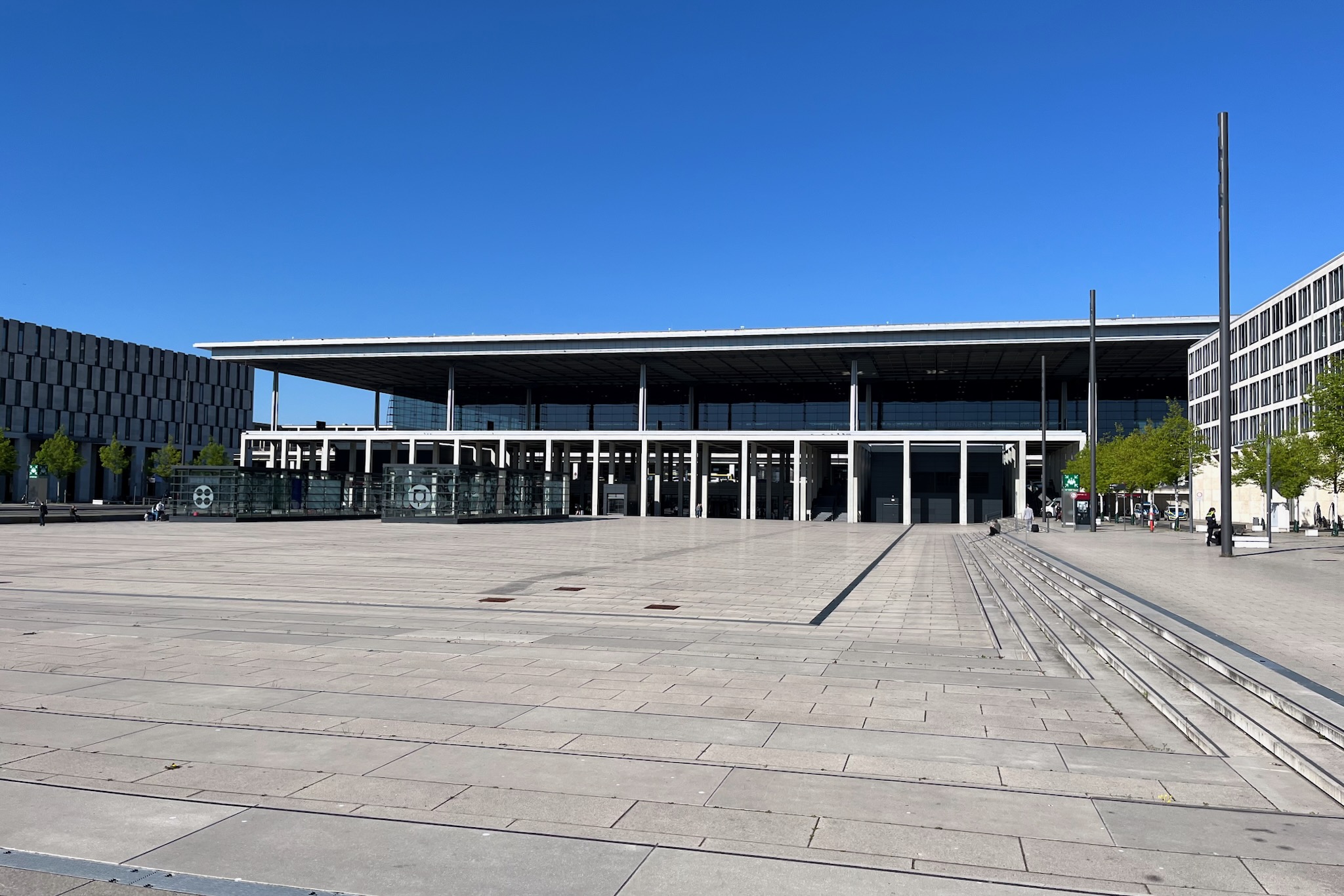 Imposantes Terminalgebäude des Flughafens Berlin-Brandenburg
