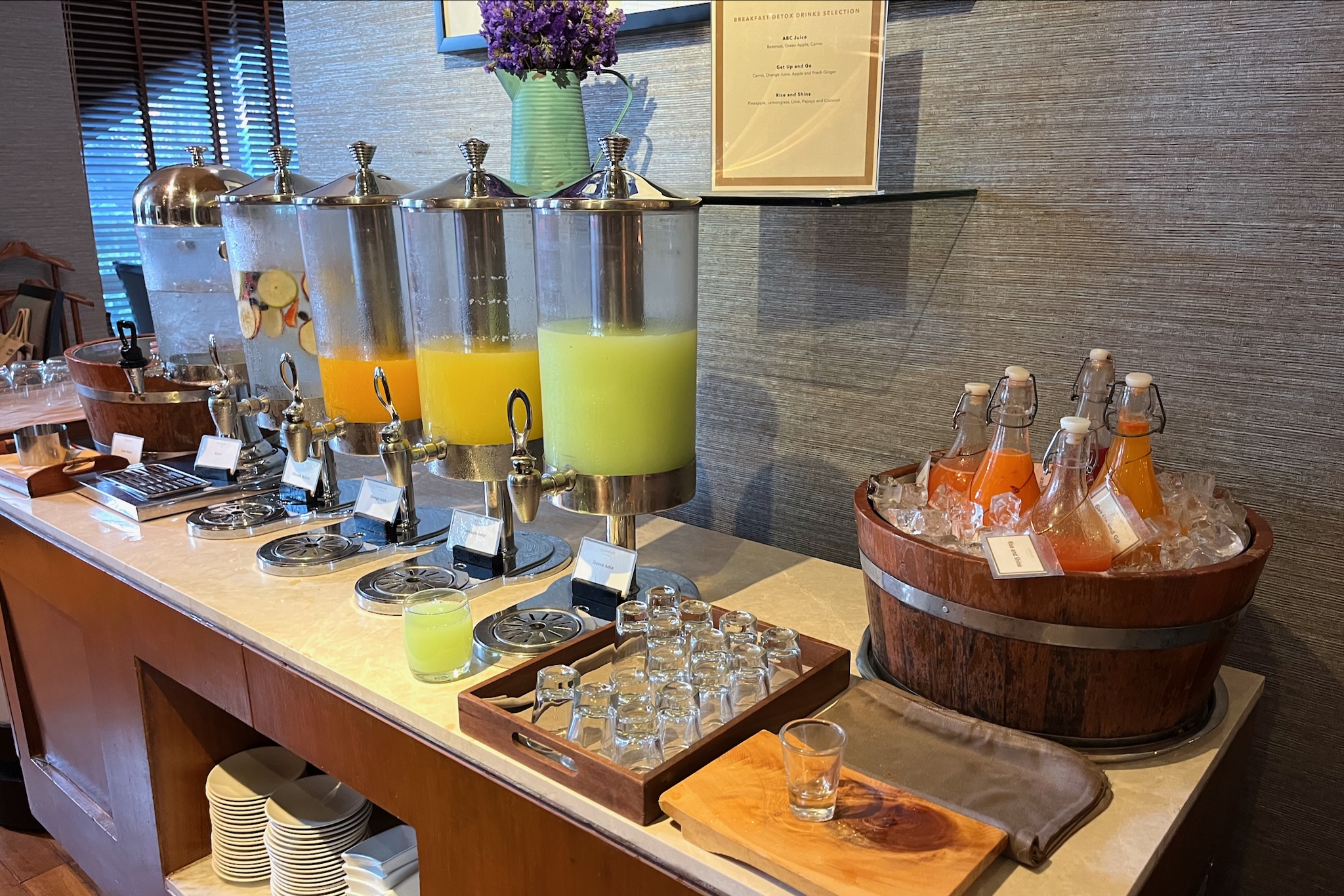 Selection of juices and smoothies Auswahl an Säften und Smoothies