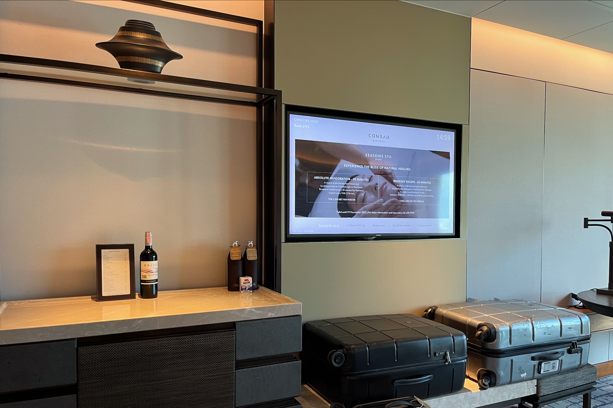 Bar, luggage rack and TV Bar, Kofferablage und Fernseher