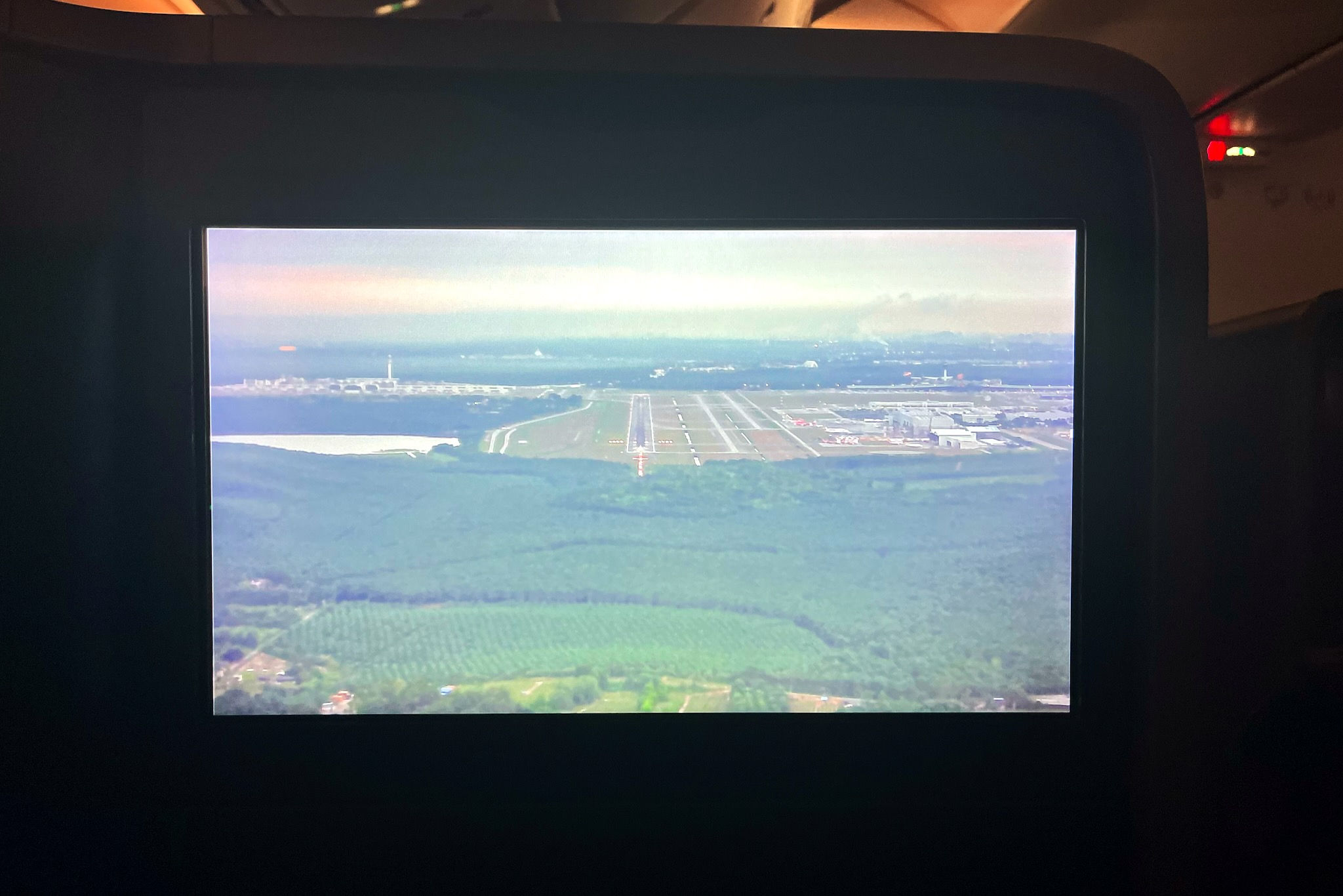 Blick mit der hochauflösenden Außenkamera beim Landeanflug auf Kuala Lumpur