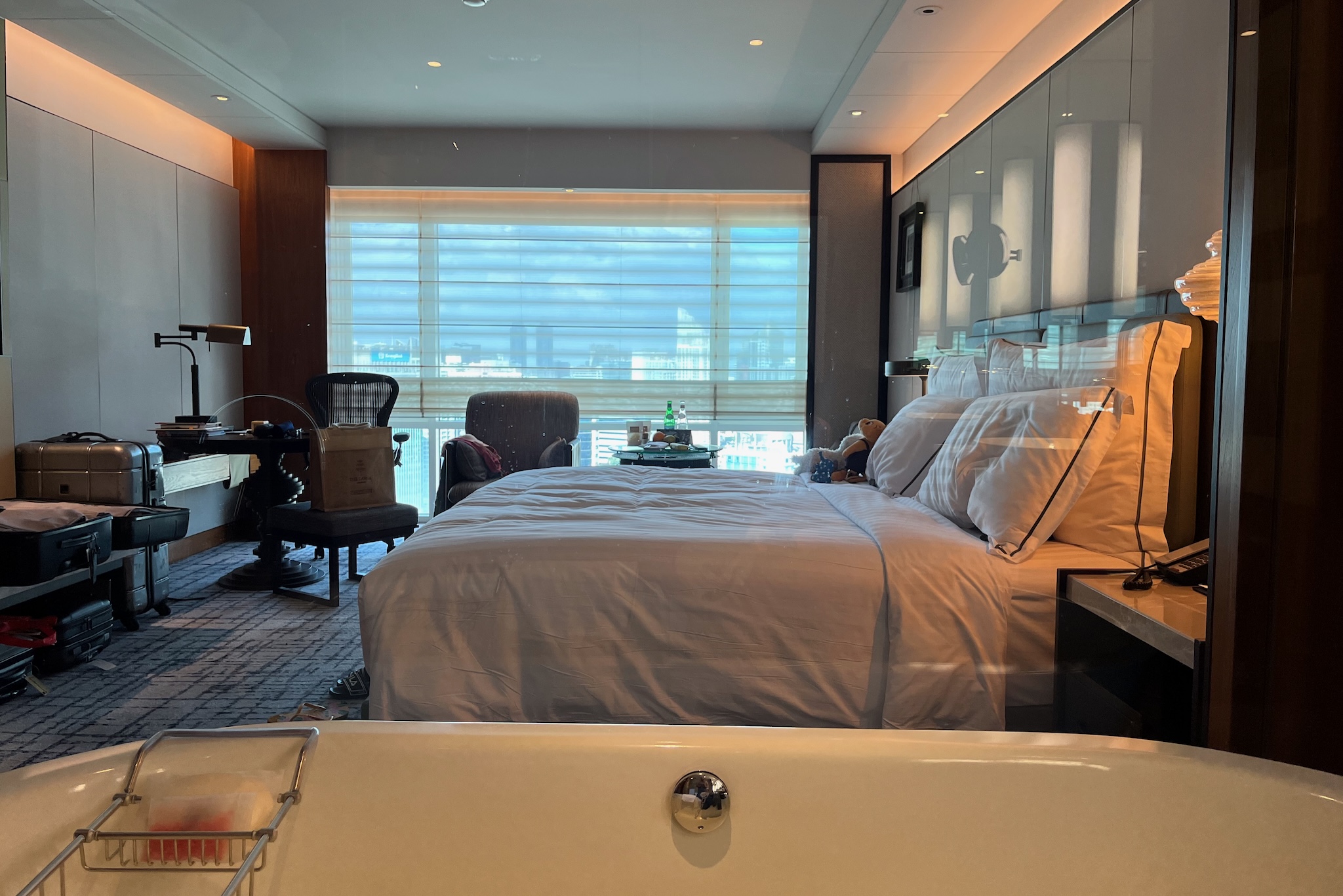 View from the free-standing bathtub into the bedroom Blick von der freistehenden Badewanne ins Schlafzimmer
