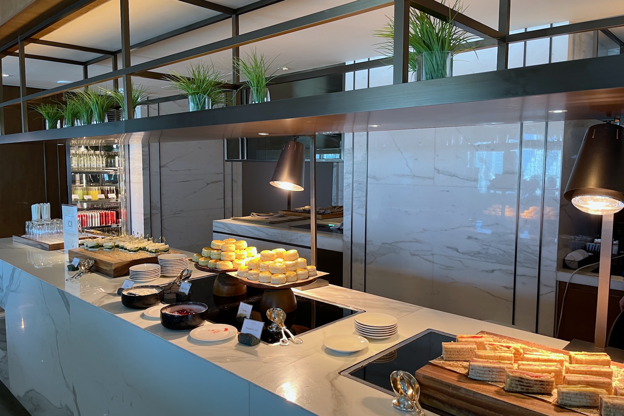 Buffet of scones and sandwiches Buffet mit Scones und Sandwiches