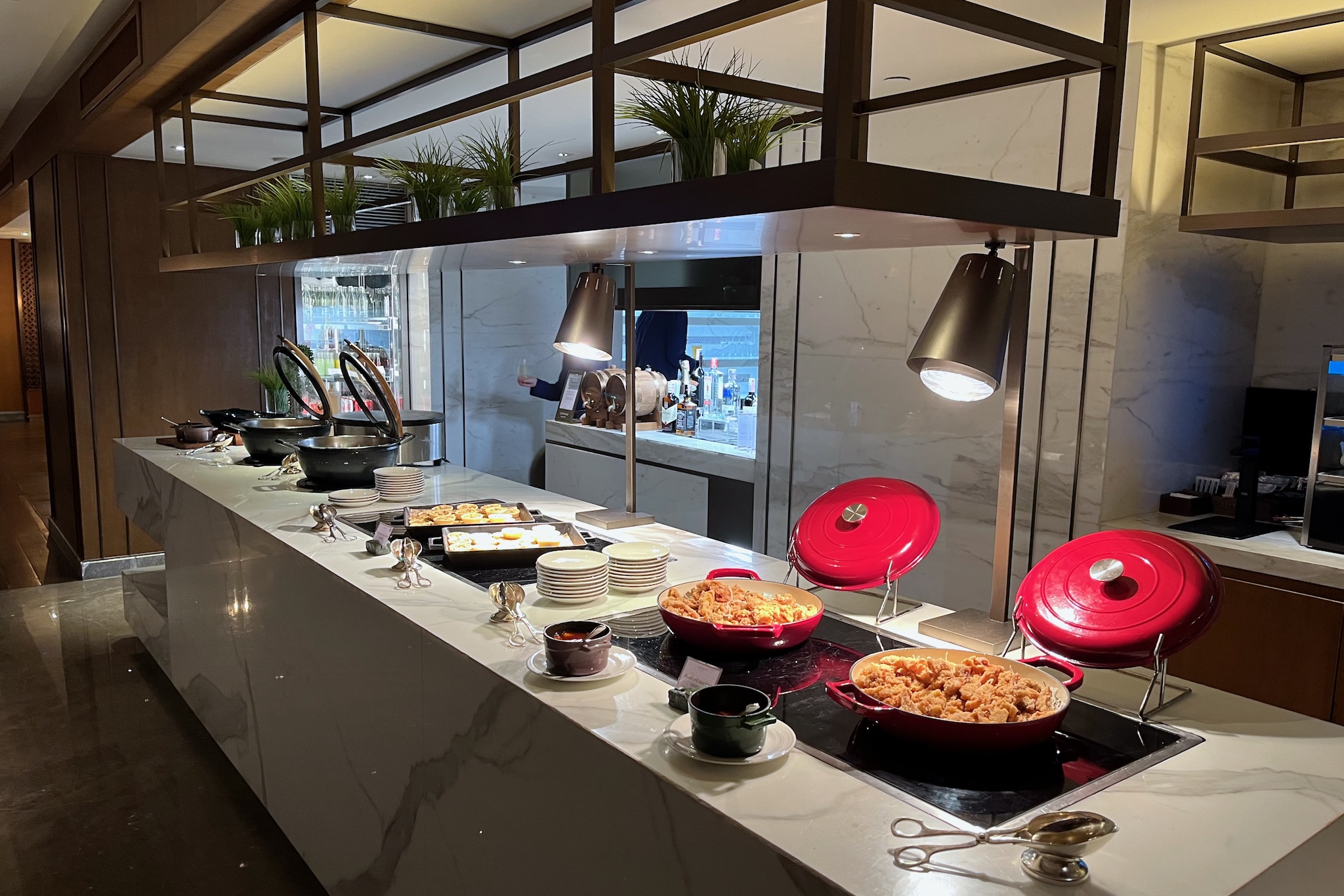 Buffet with hot dishes Buffet mit warmen Speisen