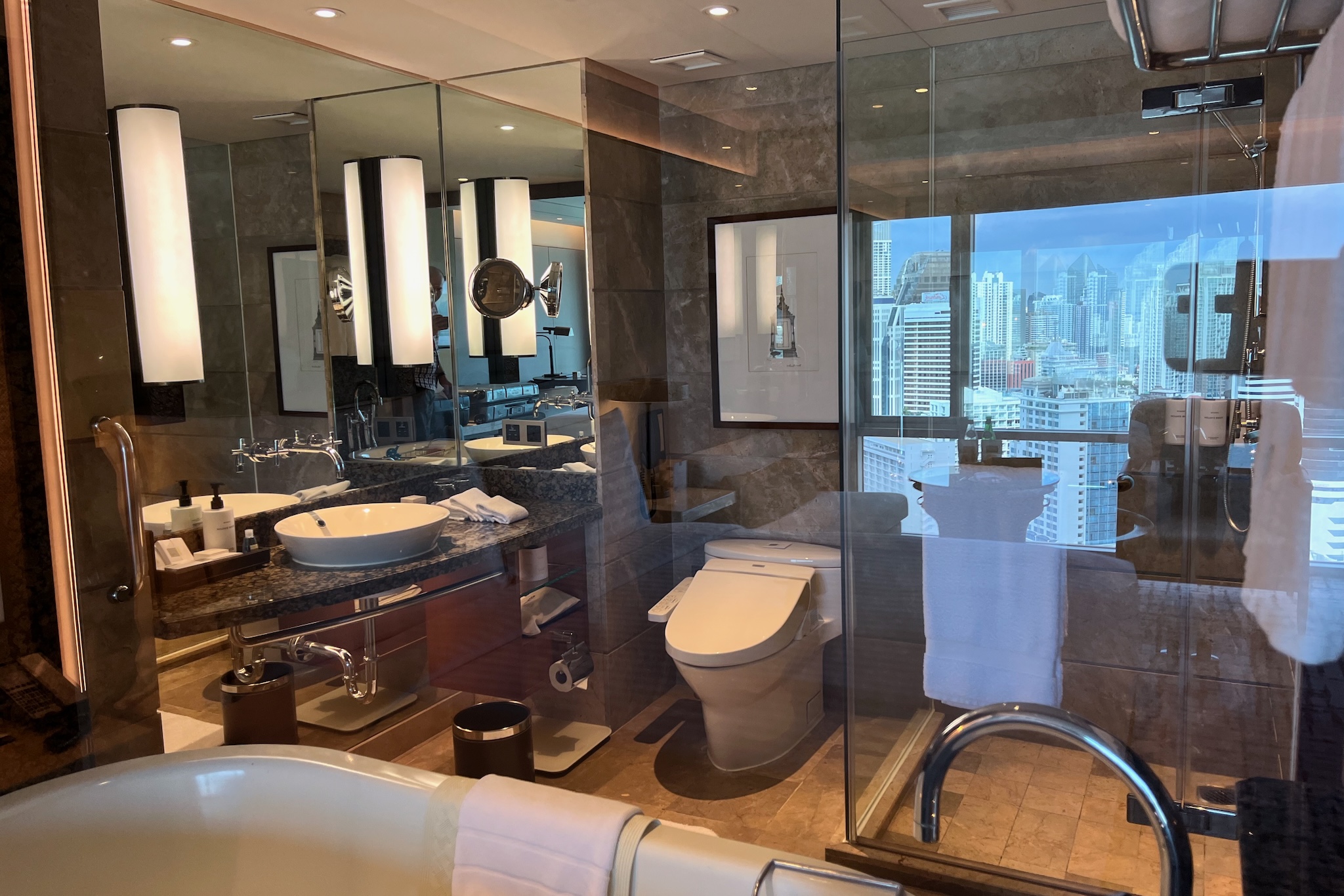 Shower and high-tech toilet Dusche und High-Tech-Toilette