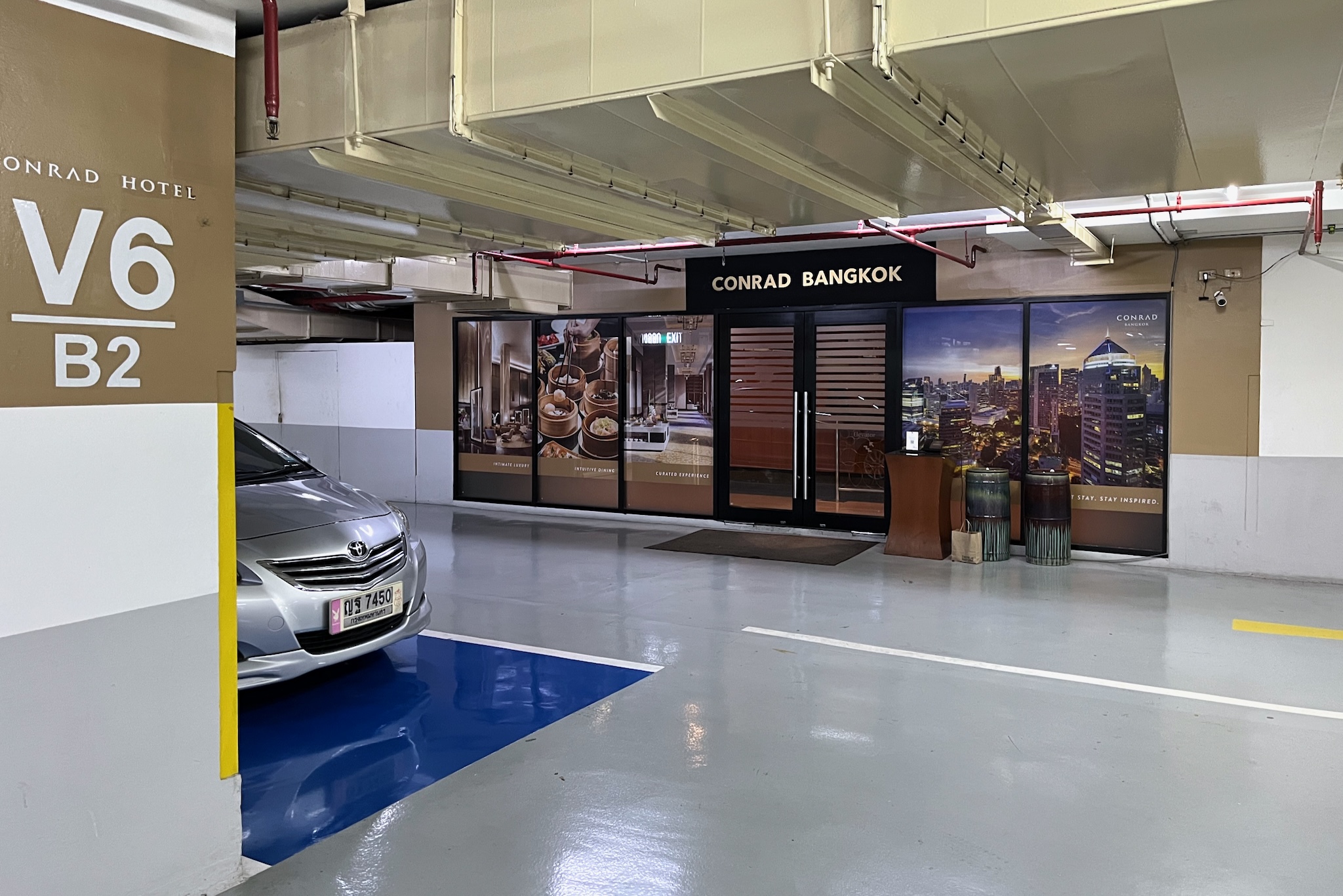 Hotel entrance in the underground car park Hoteleingang in der Tiefgarage