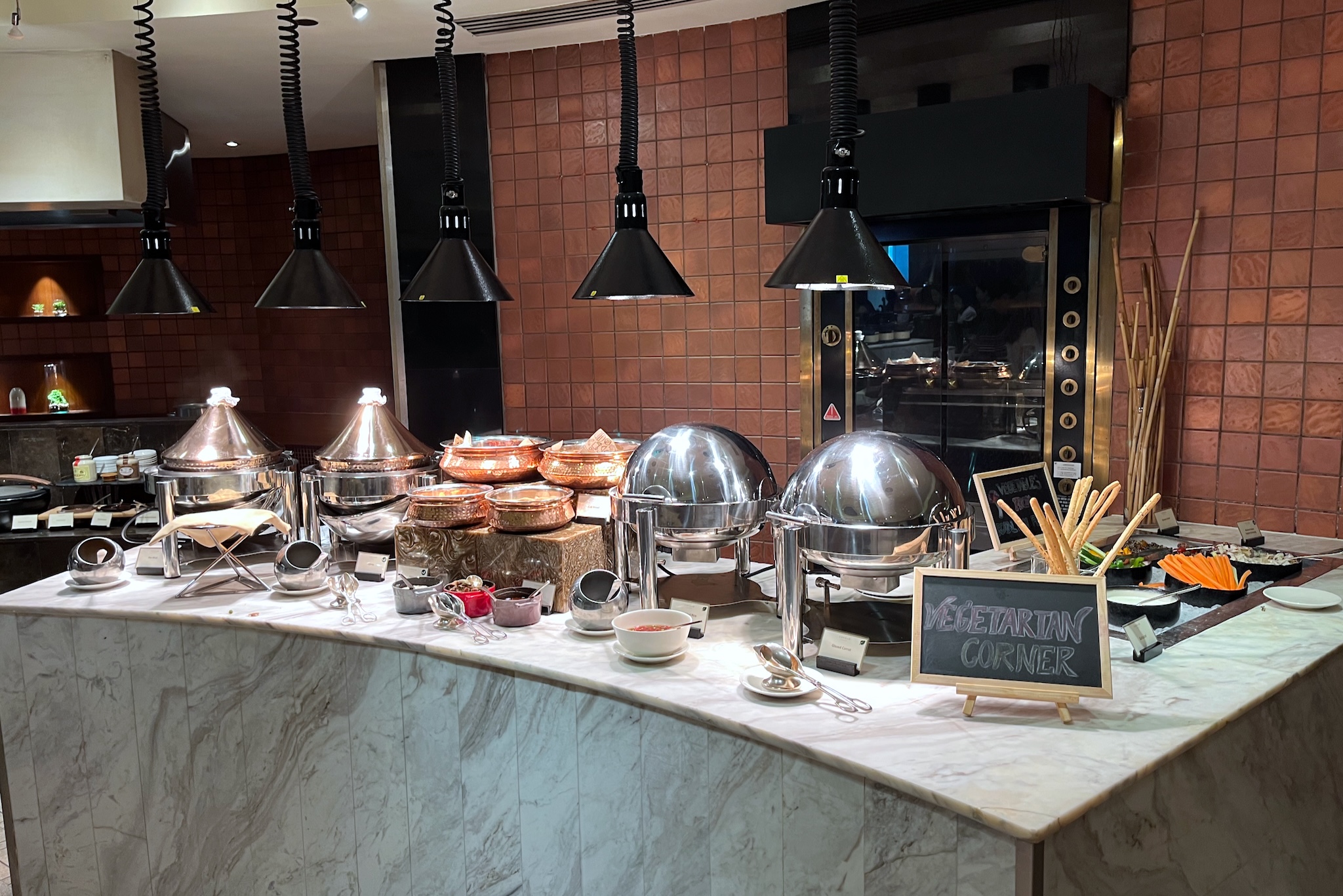 Selection of hot dishes Auswahl an warmen Speisen