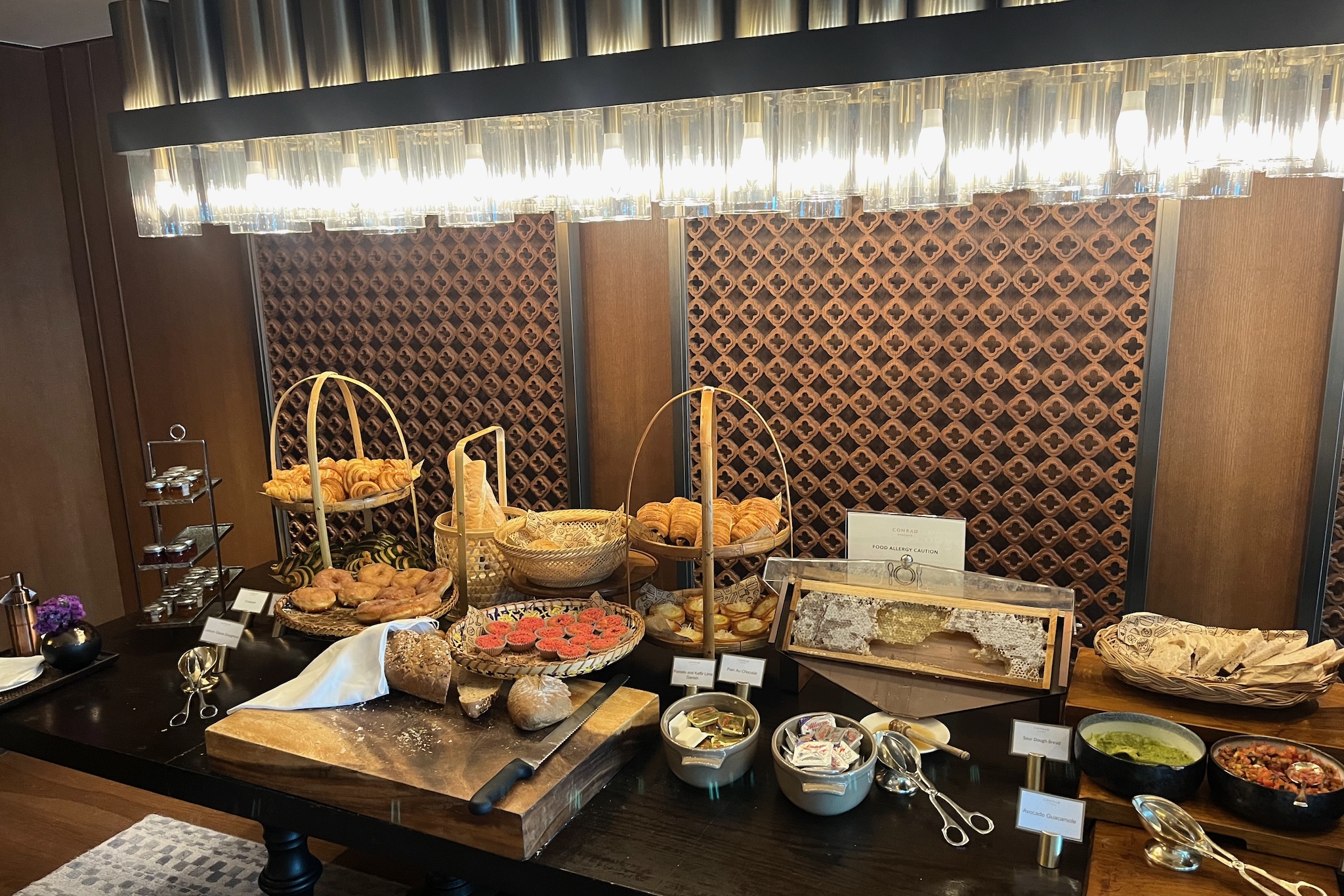 Buffet with various pastries Buffet mit verschiedenen Backwaren