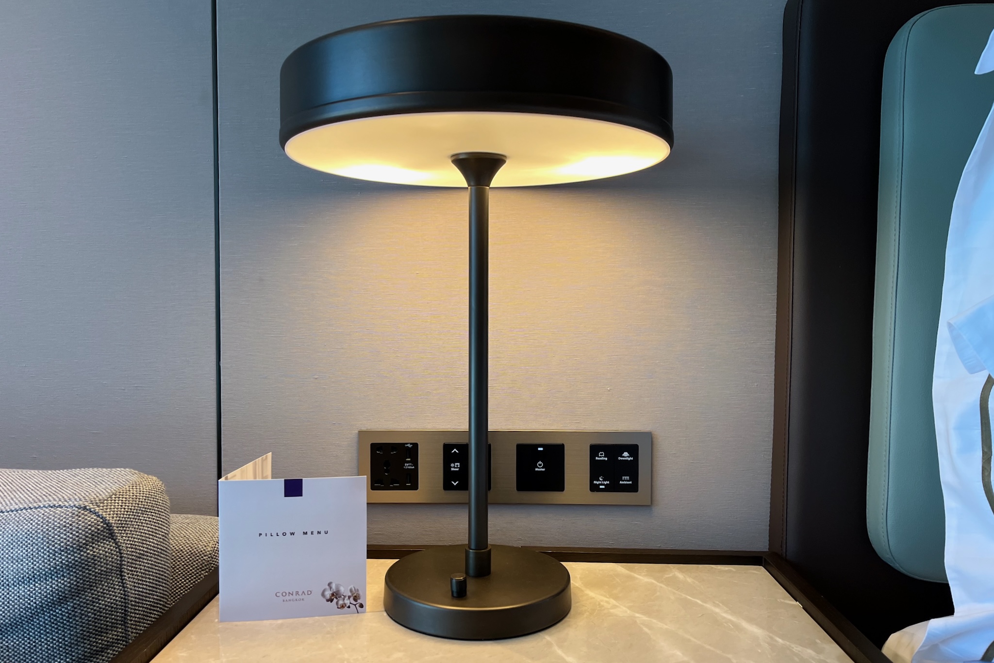 Bedside table with sockets Nachttisch mit Steckdosen