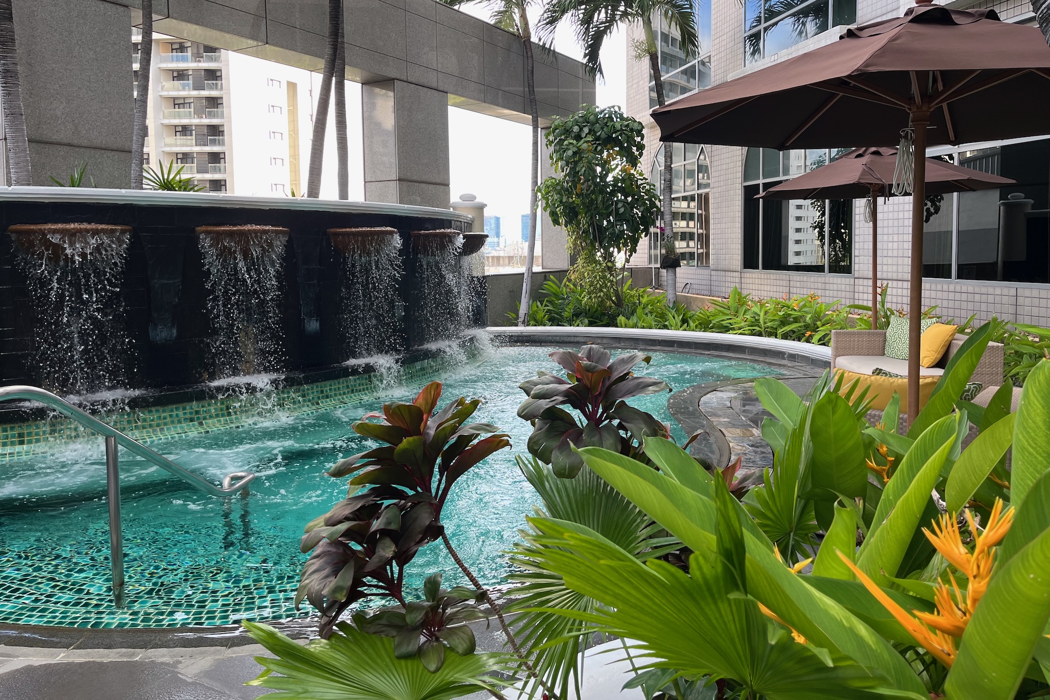 Whirlpool area with waterfall Whirlpoolbereich mit Wasserfall