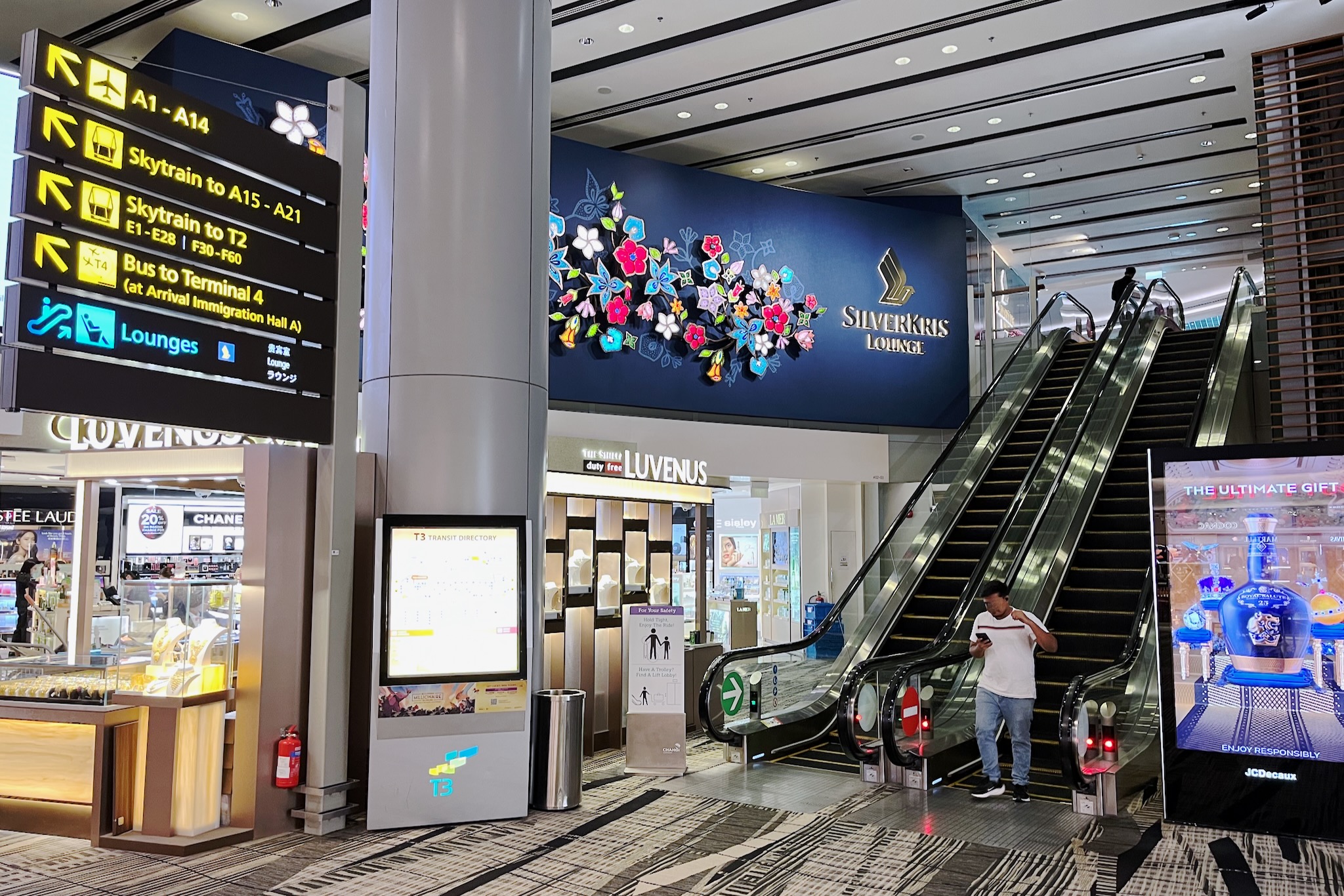 Rolltreppe zur Singapore Airlines SilverKris Business Class Lounge Terminal 3