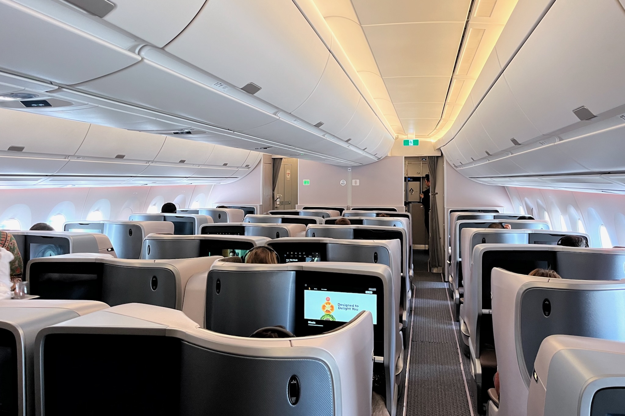 Kabine in der Singapore Airlines Regional Business Class in der Airbus A350-900