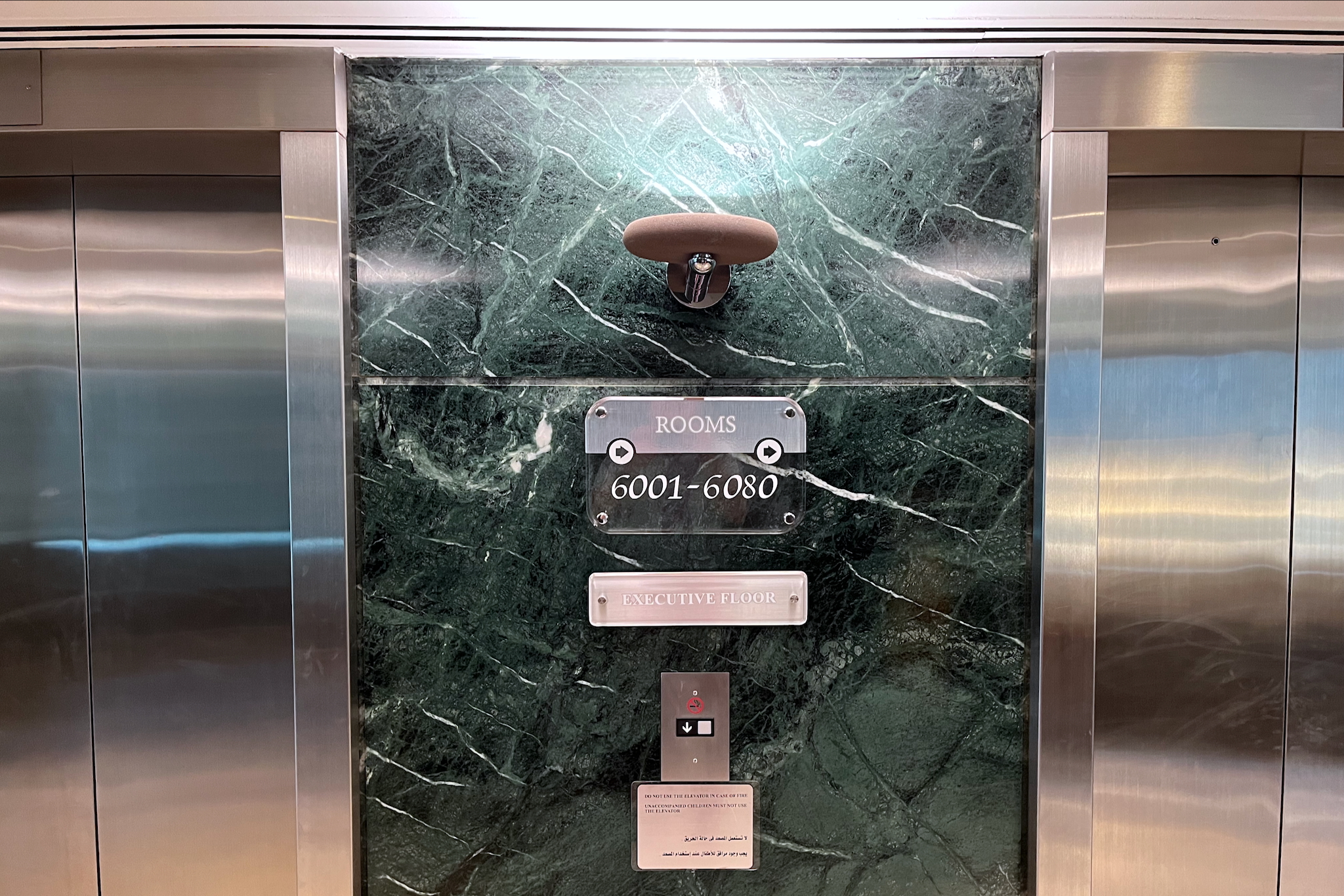 Elevator lobby on the sixth floor Aufzugslobby im sechsten Stock