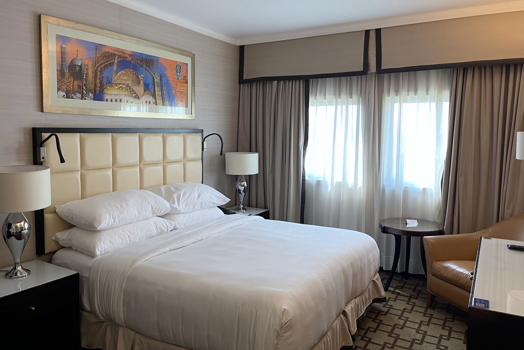 King-size bed with two bedside tables Kingsize-Bett mit zwei Nachttischen