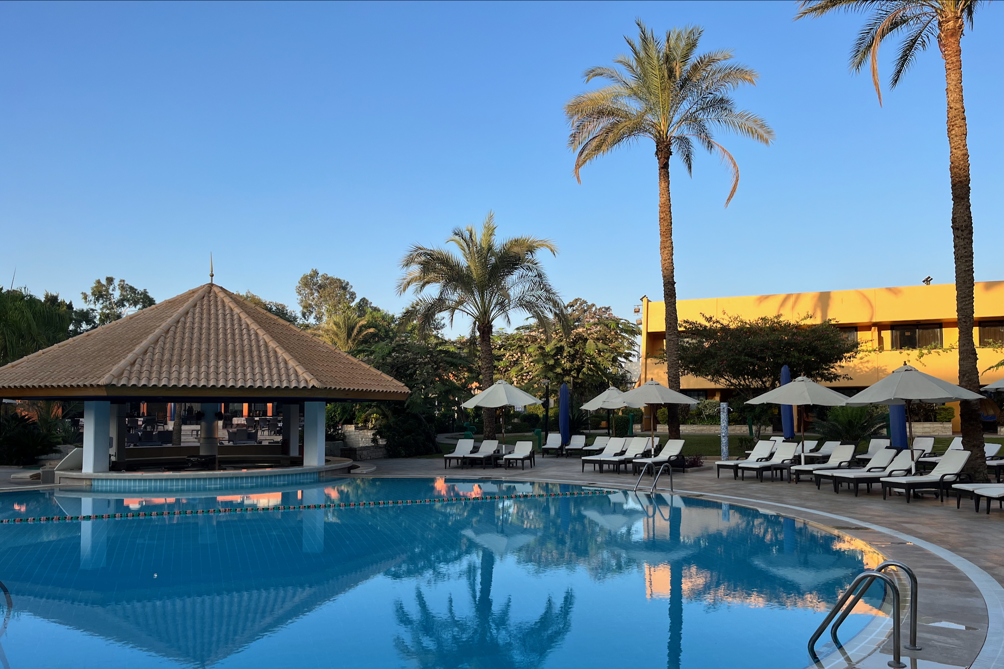 Pool with bar Heliopolis 38 Pool mit Bar