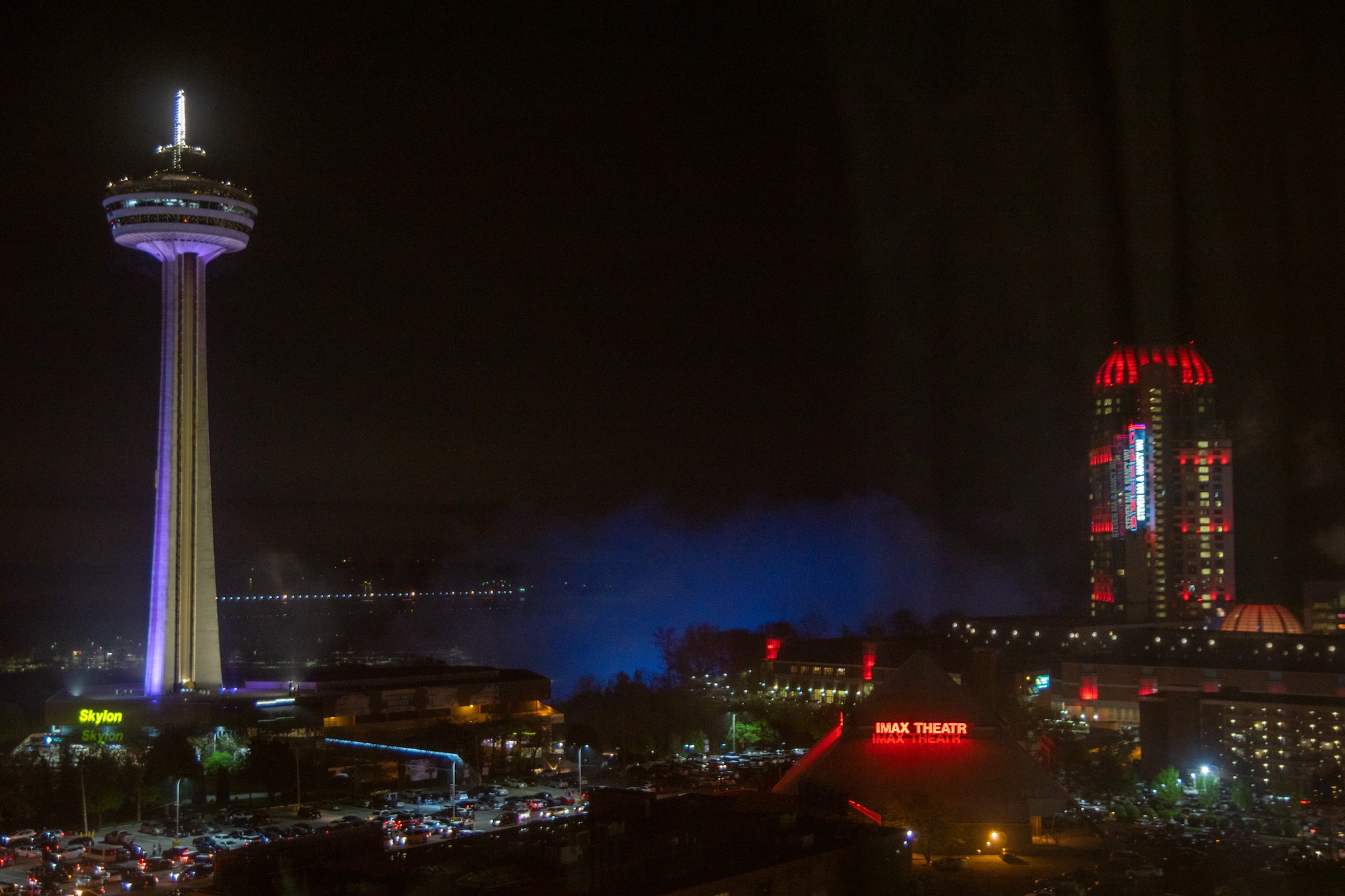 View of Niagara Falls at nighteinzigartiges Naturerlebnis 15 Ausblick auf die Niagarafälle bei Nacht