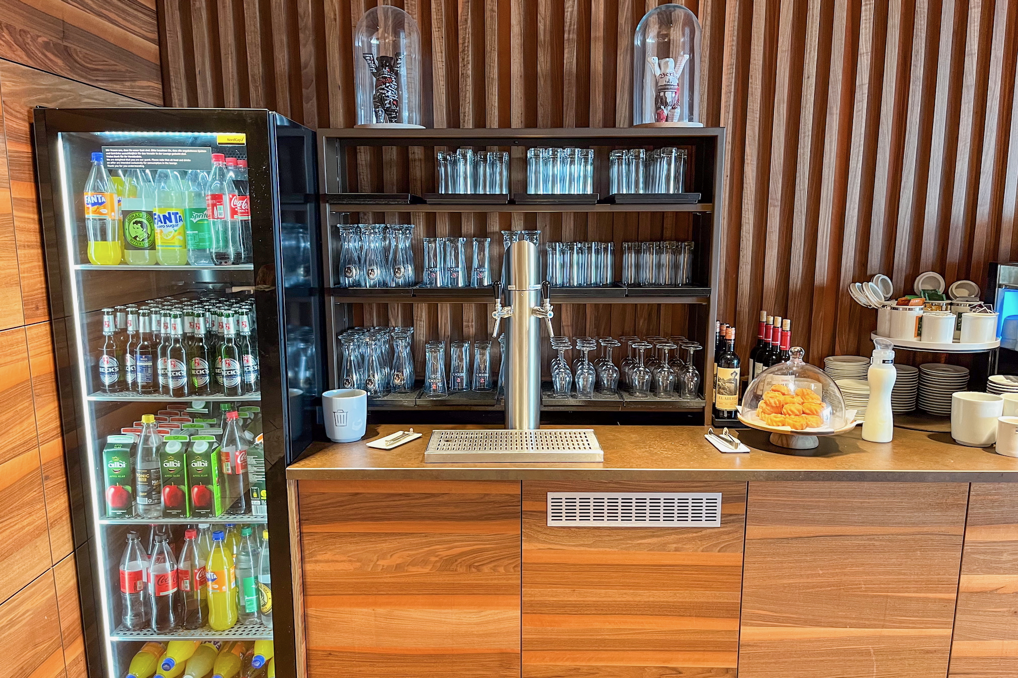 Beverage fridge and tap Getränkekühlschrank und Zapfhahn