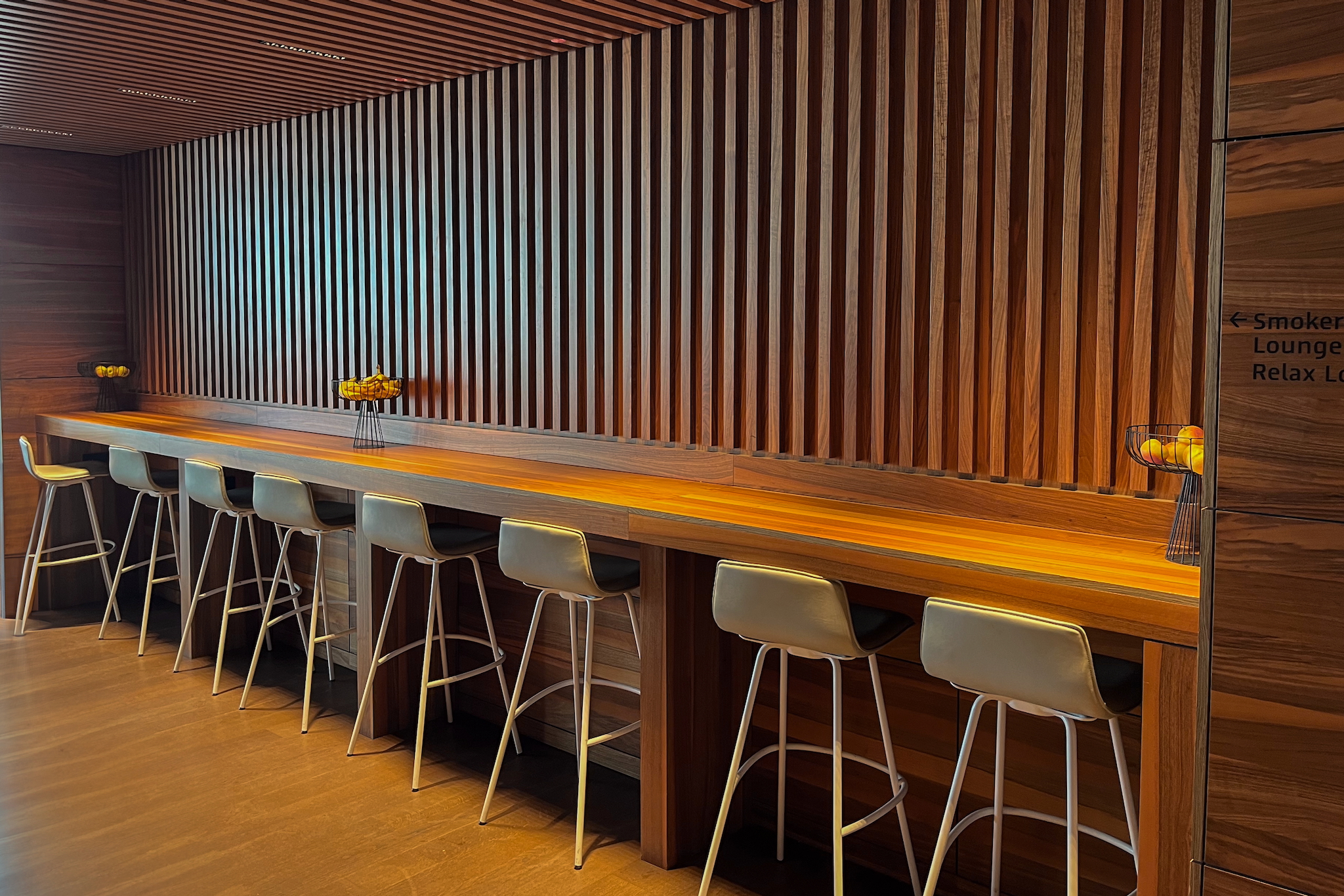 High table in the central buffet area Hochtisch im zentralen Buffetbereich