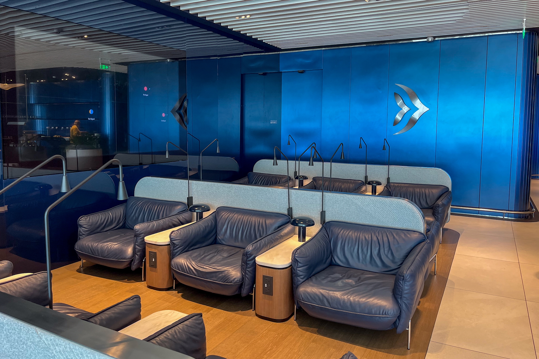 Blue leather armchairs with a reading lamp and sockets Blaue Ledersessel mit einer Leselampe und Steckdosen
