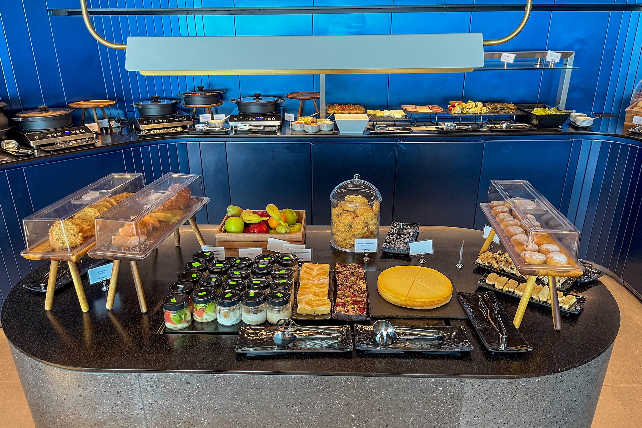 Dessert buffet with cakes and pastries24 Dessertbuffet mit Kuchen und Gebäck