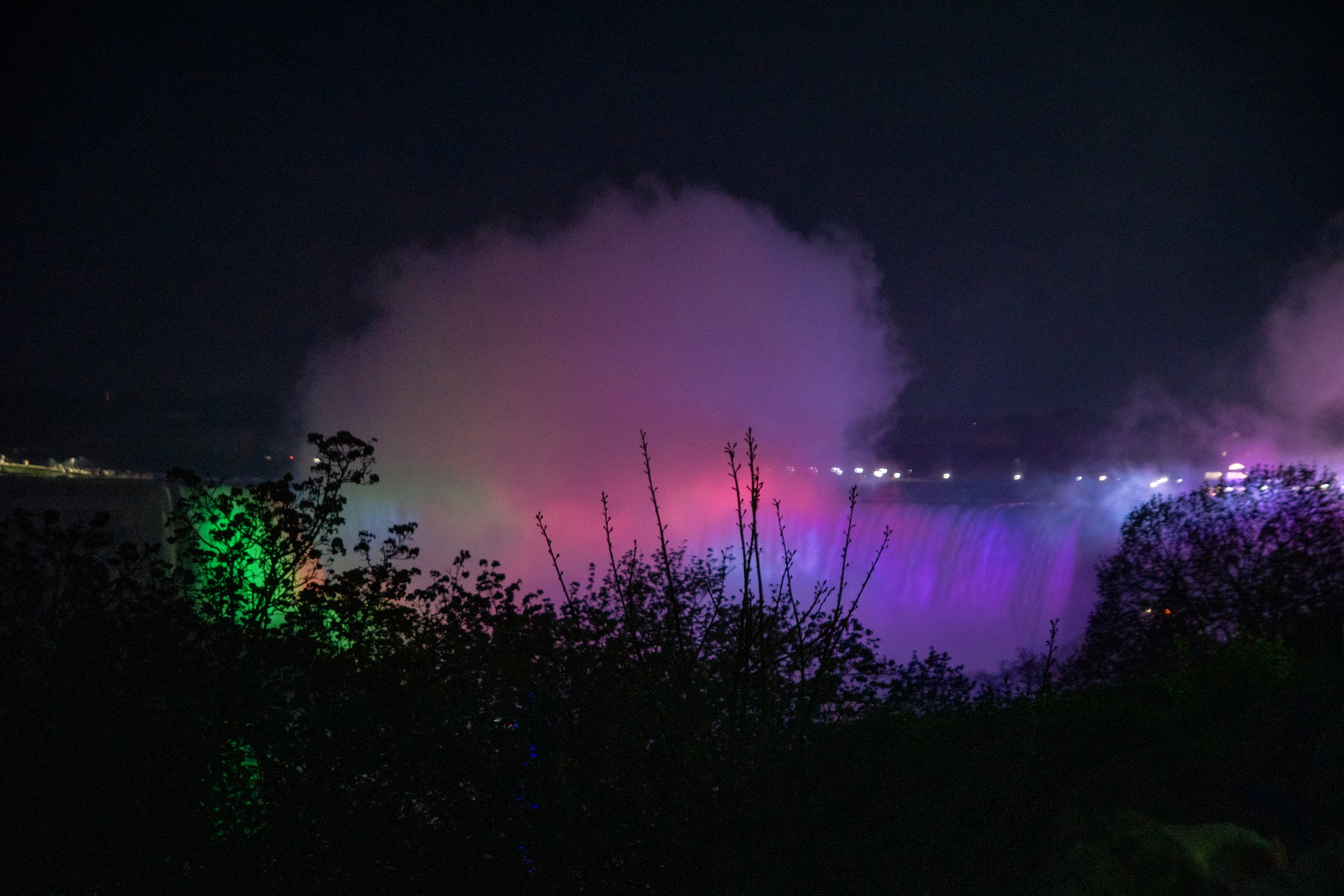 Impressive illumination of the Canadian Fallsgartiges Naturerlebnis 18 Eindrucksvolle Beleuchtung der Canadian Falls