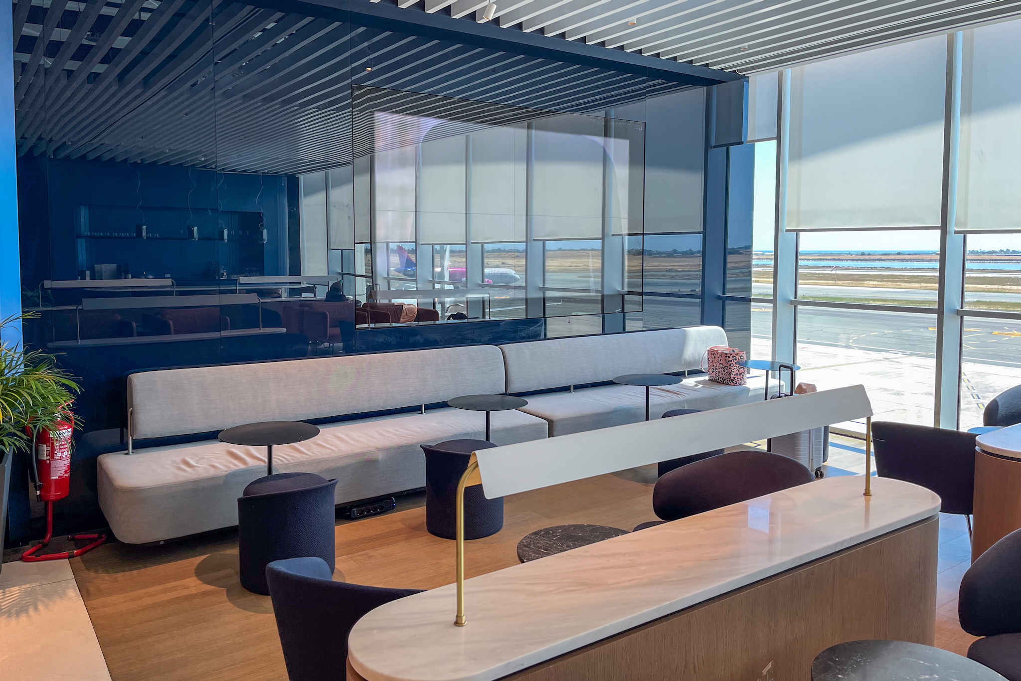 Long bench seat with white fabricaka 19 Lange Sitzbank mit weißen Stoff