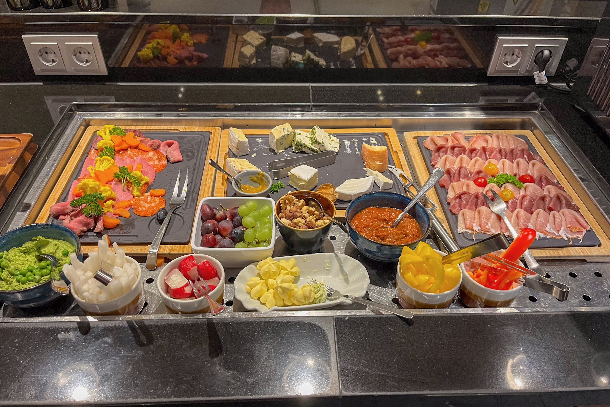 Hilton Dresden 43 Cold cuts, cheese, roast beef and grilled vegetables