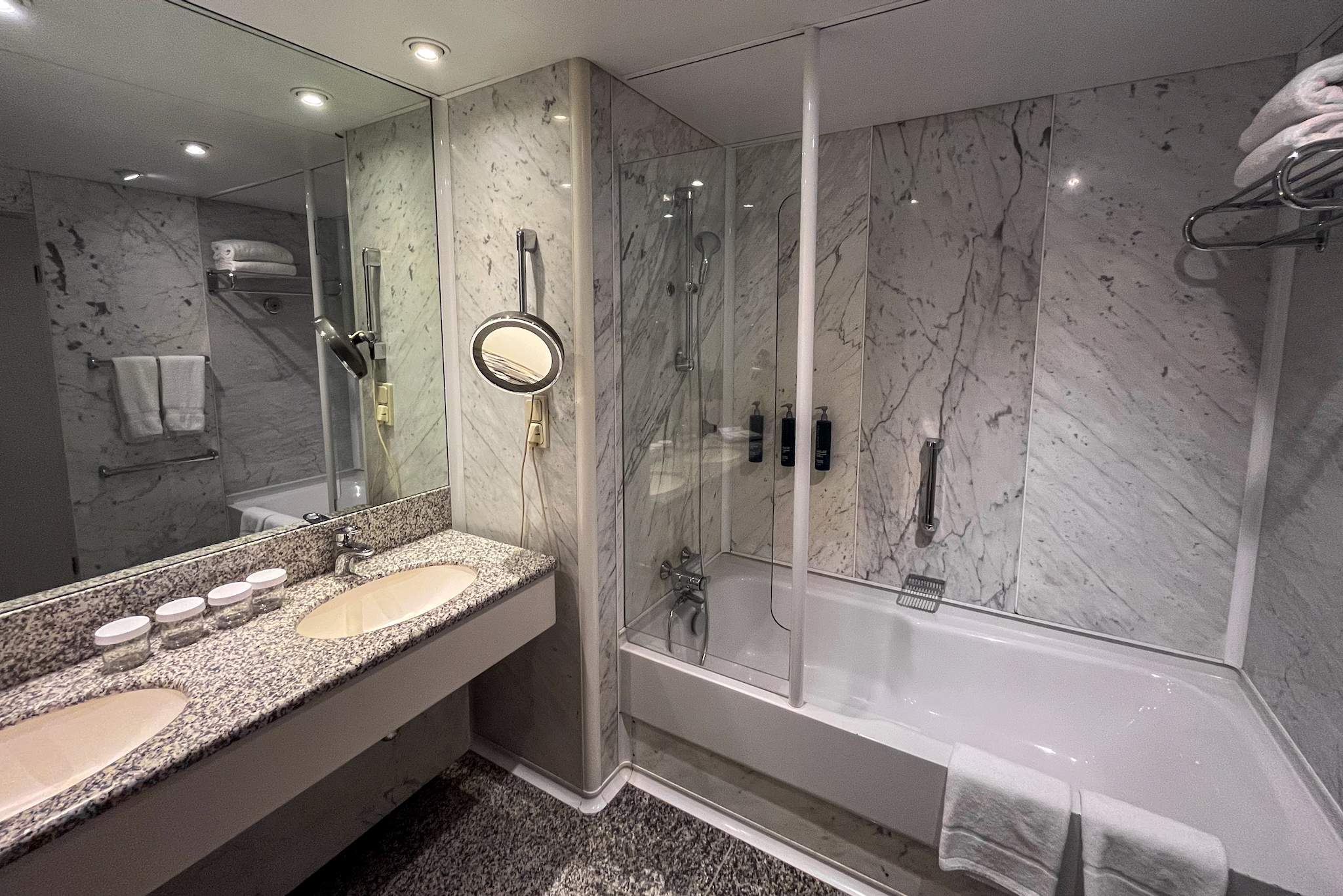 Hilton Dresden 27 Bathroom