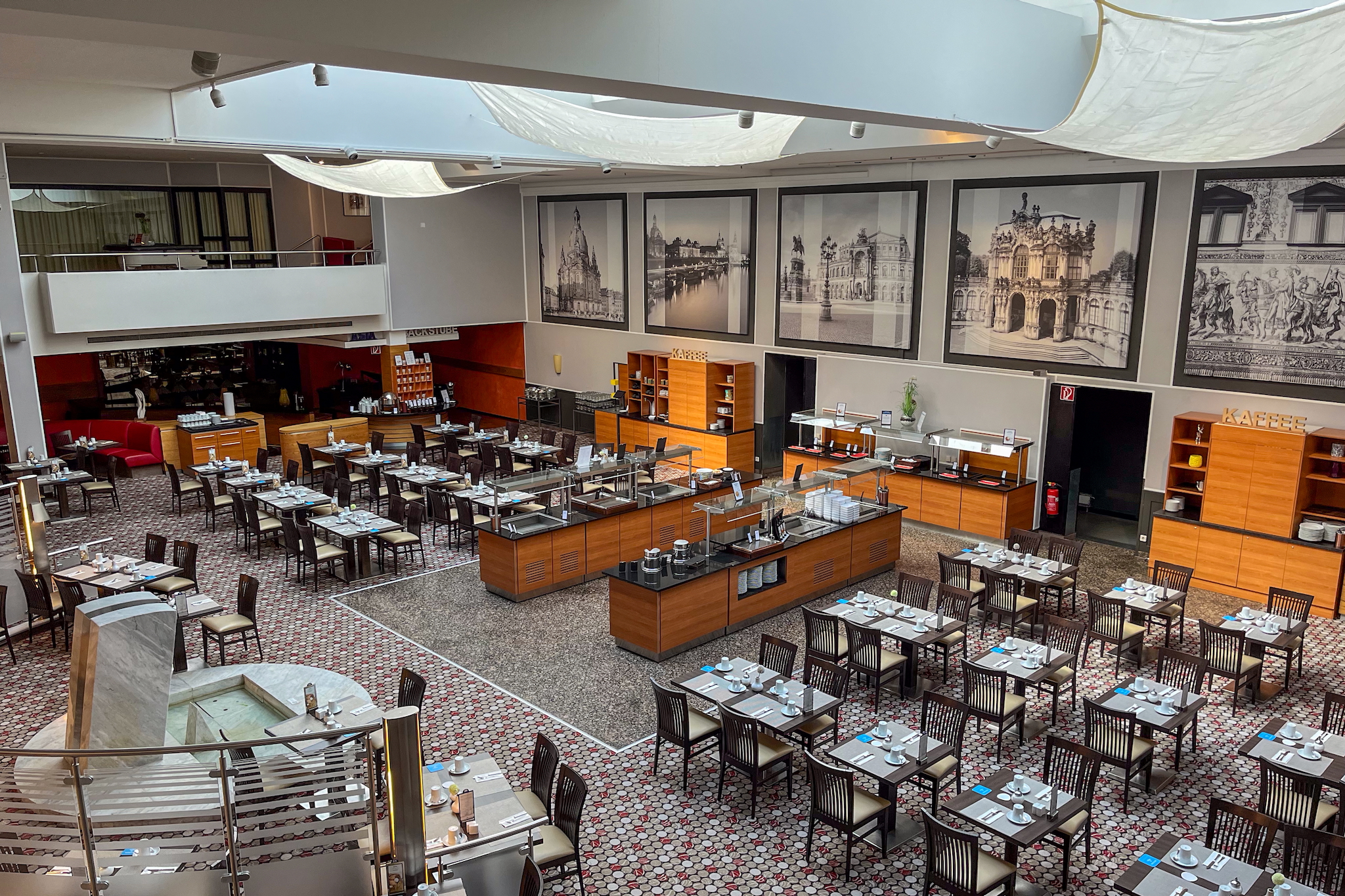 Hilton Dresden 30 Breakfast restaurant directly in the lobby