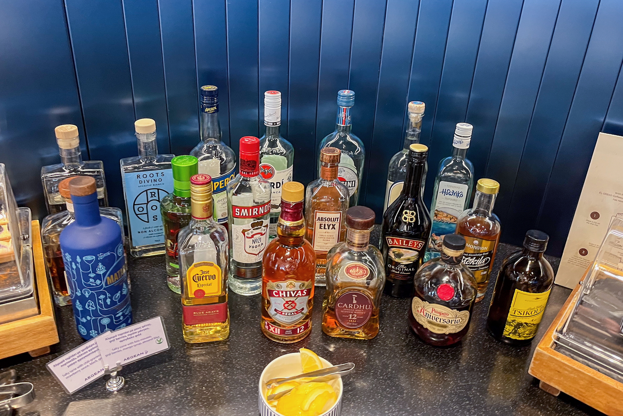 Aegean Business Lounge Athen (Schengen) 28 Gut sortierte Bar mit Marken-Spirituosen