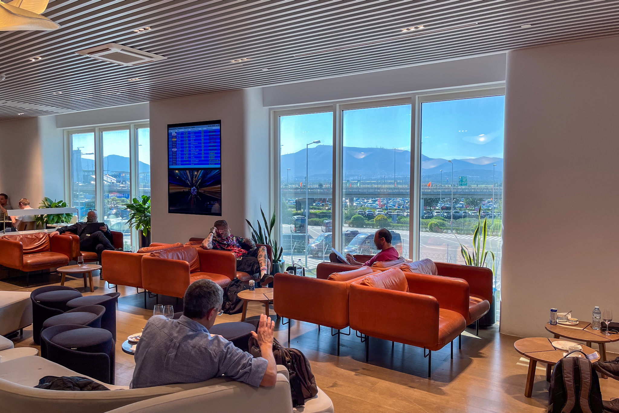 Aegean Business Lounge Athen (Schengen) 16 Hellbraune Ledersessel an der Fensterfront
