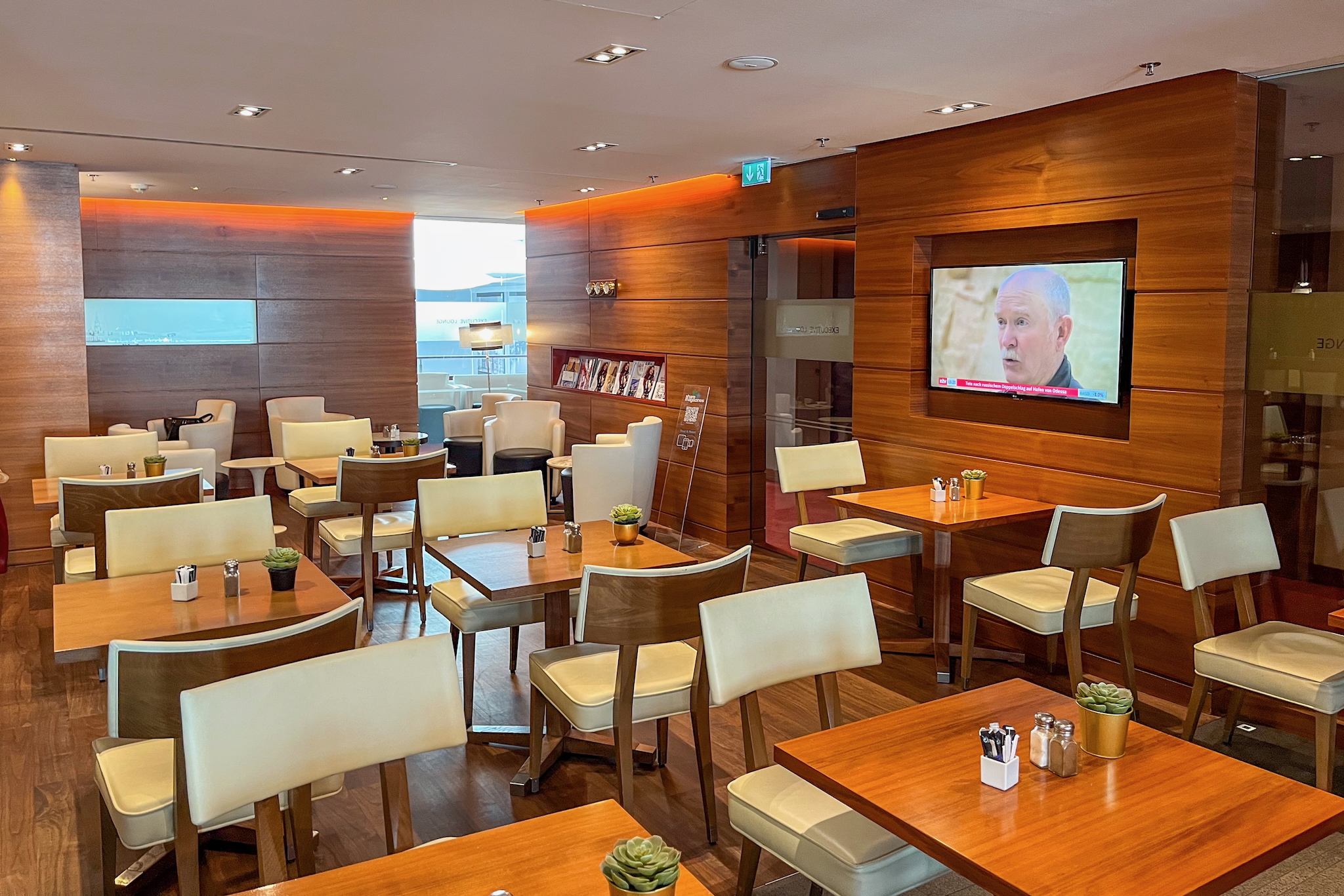 Hilton Dresden 36 Wooden tables and light-coloured leather chairs