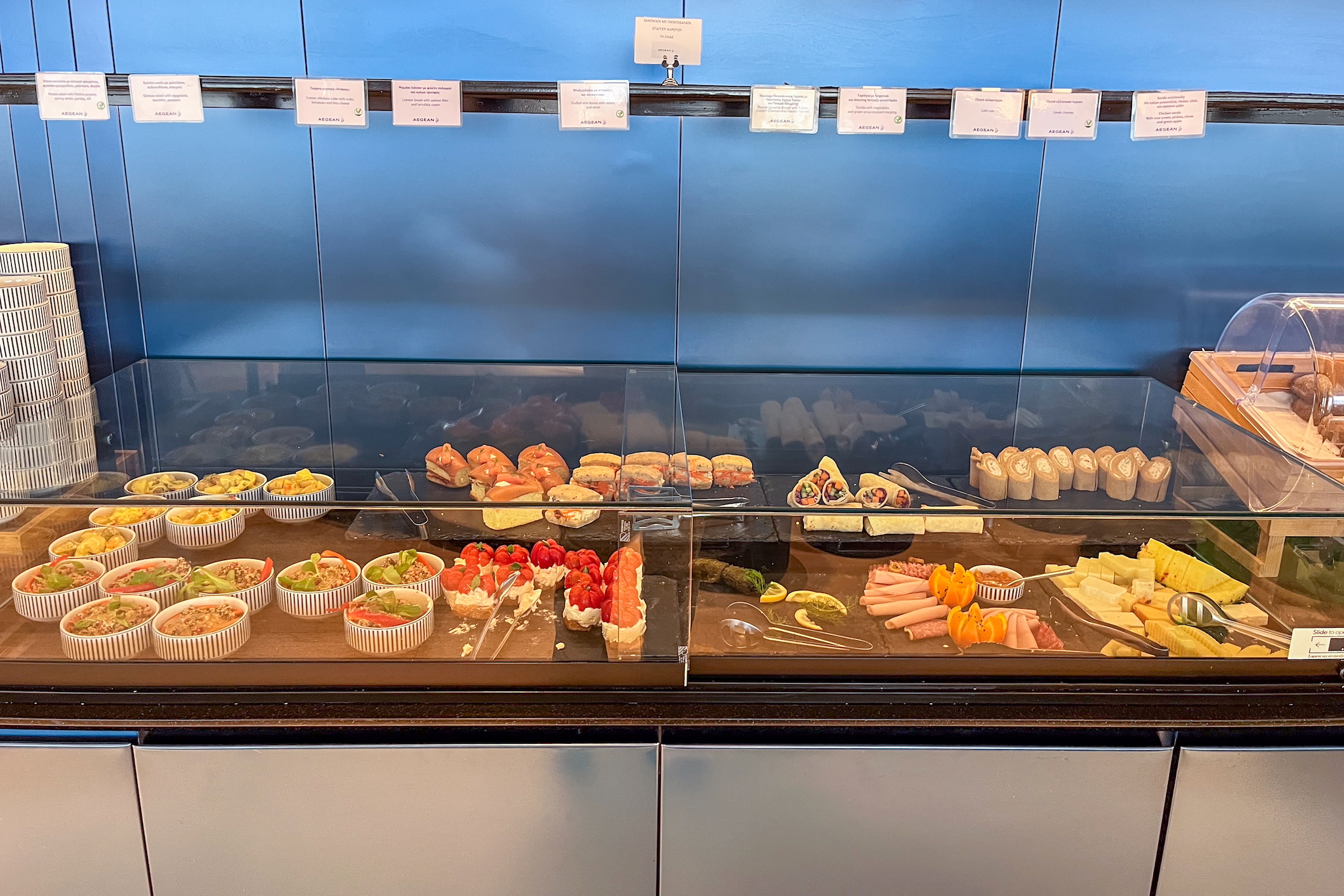 Aegean Business Lounge Athen (Schengen) 23 Kaltes Buffet mit frischen Salaten und Häppchen