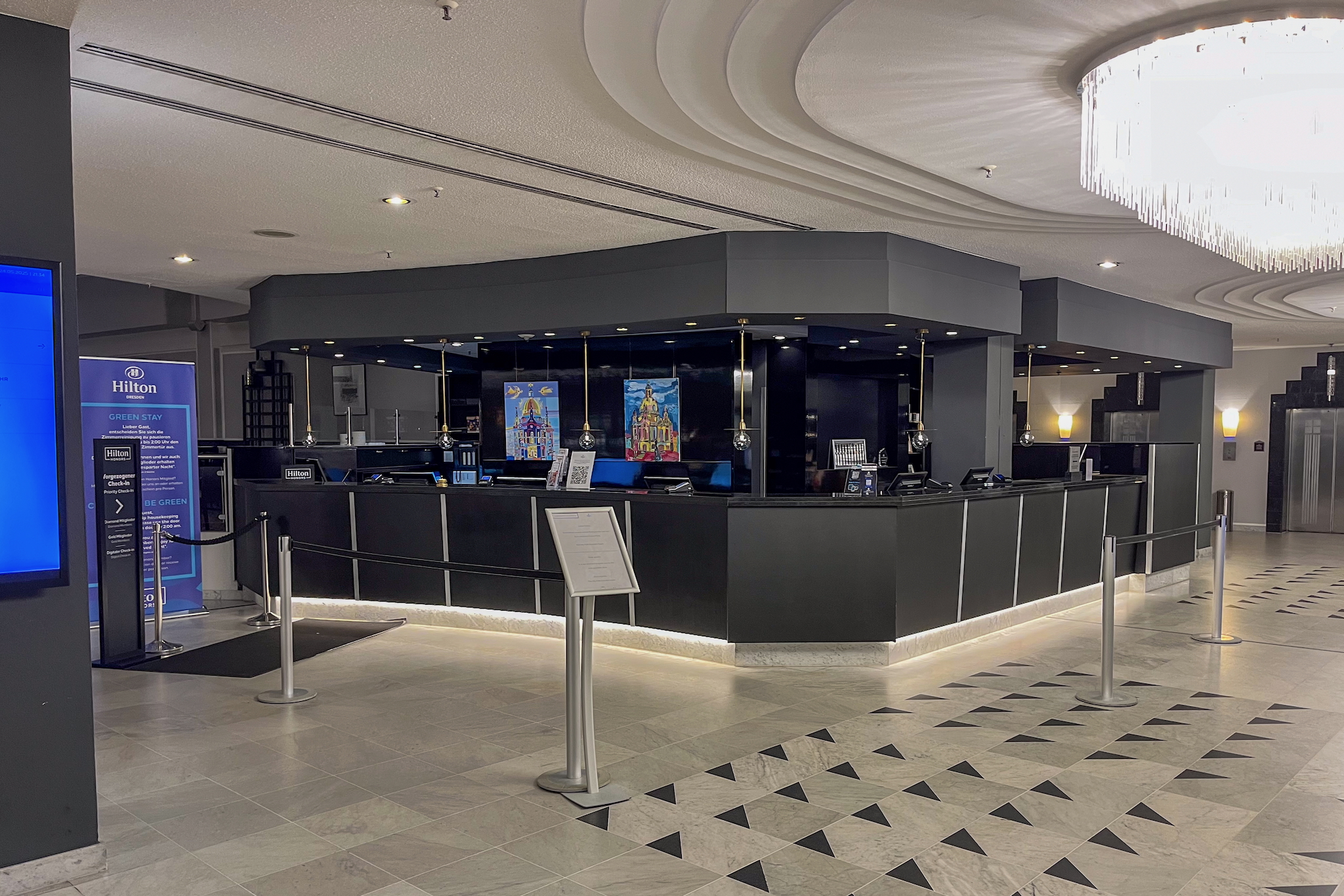 Hilton Dresden 15 Reception of the Hilton Dresden