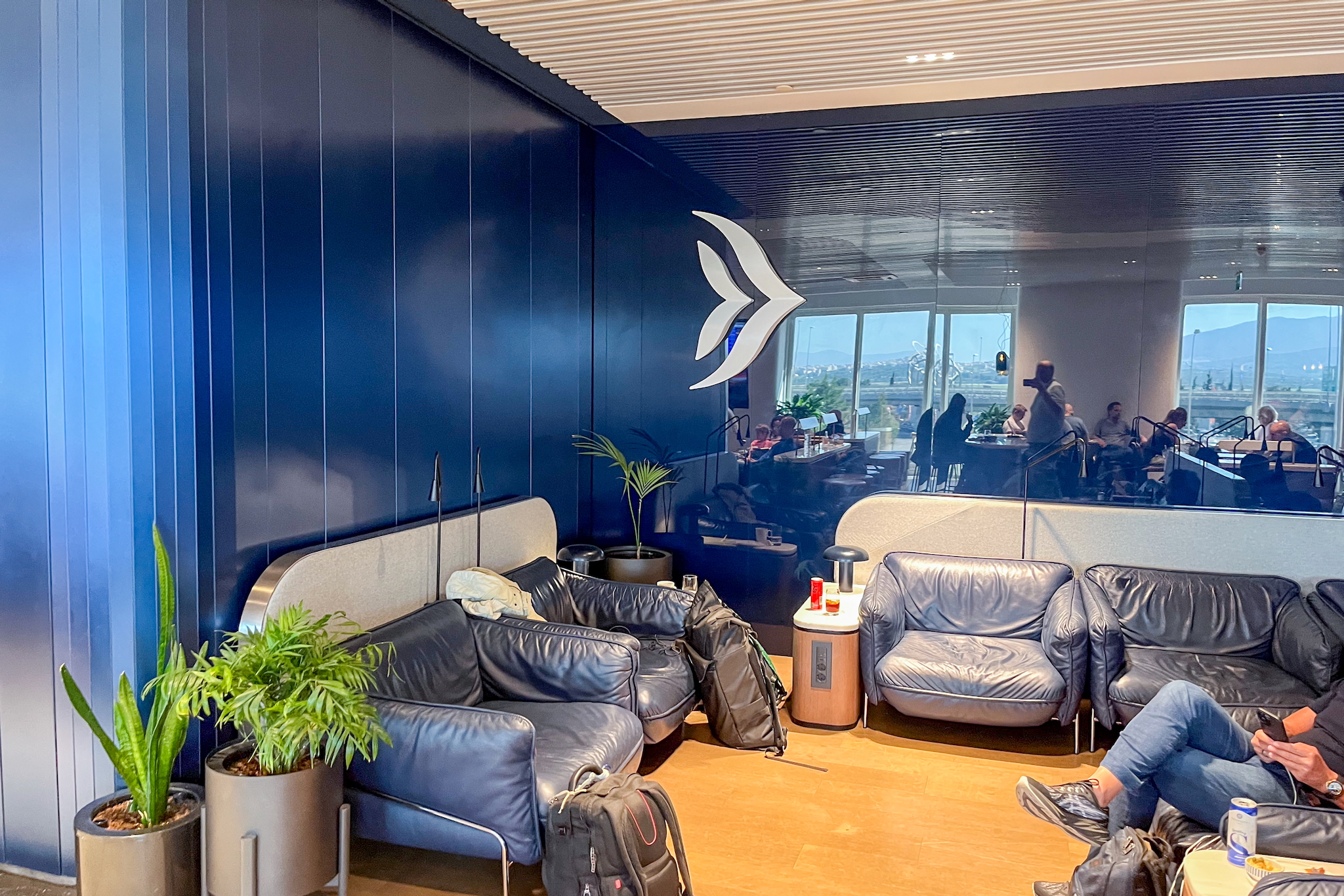Aegean Business Lounge Athen (Schengen) 18 Ruhige Ecke mit blauen Ledersesseln