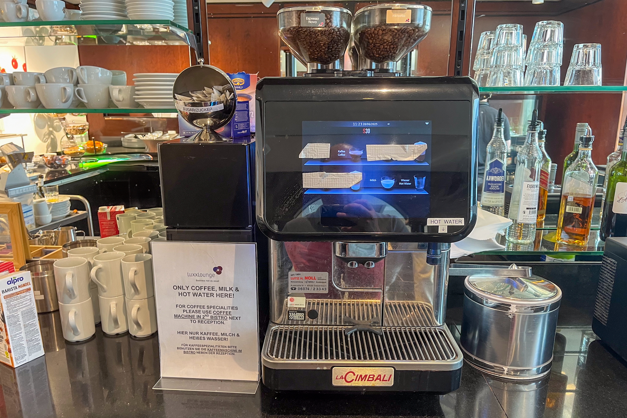 LuxxLounge Frankfurt 24 Eingeschränkt funktionierender Kaffeevollautomat