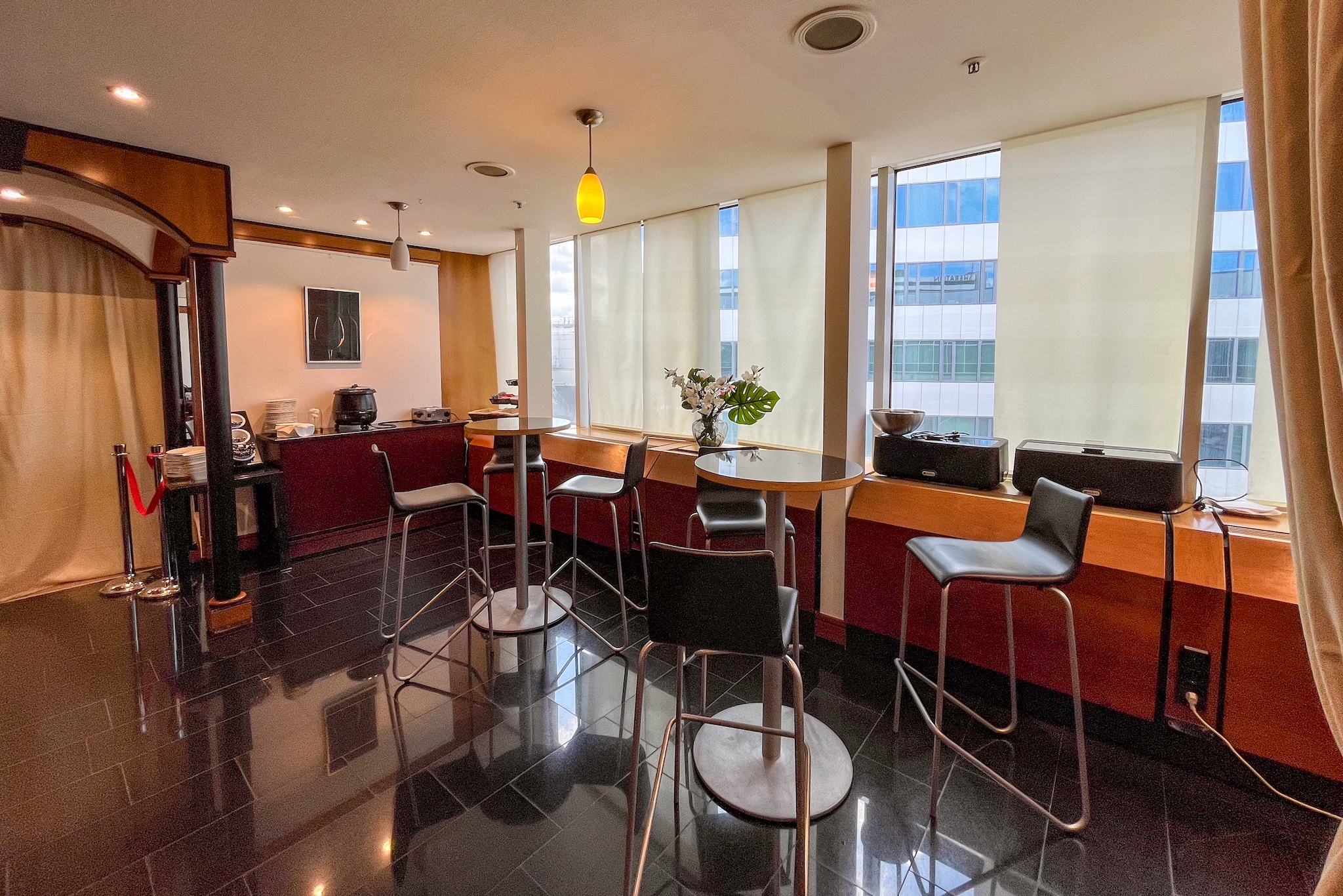 LuxxLounge Frankfurt 19 (Geschlossener) Bereich links vom Eingang