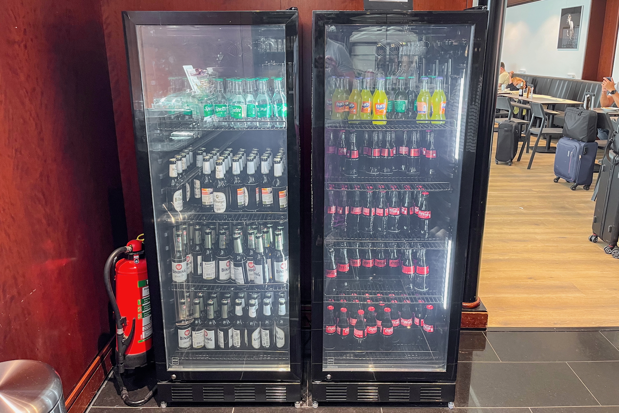 LuxxLounge Frankfurt 23 Getränkekühlschränke mit Softdrinks und Bier