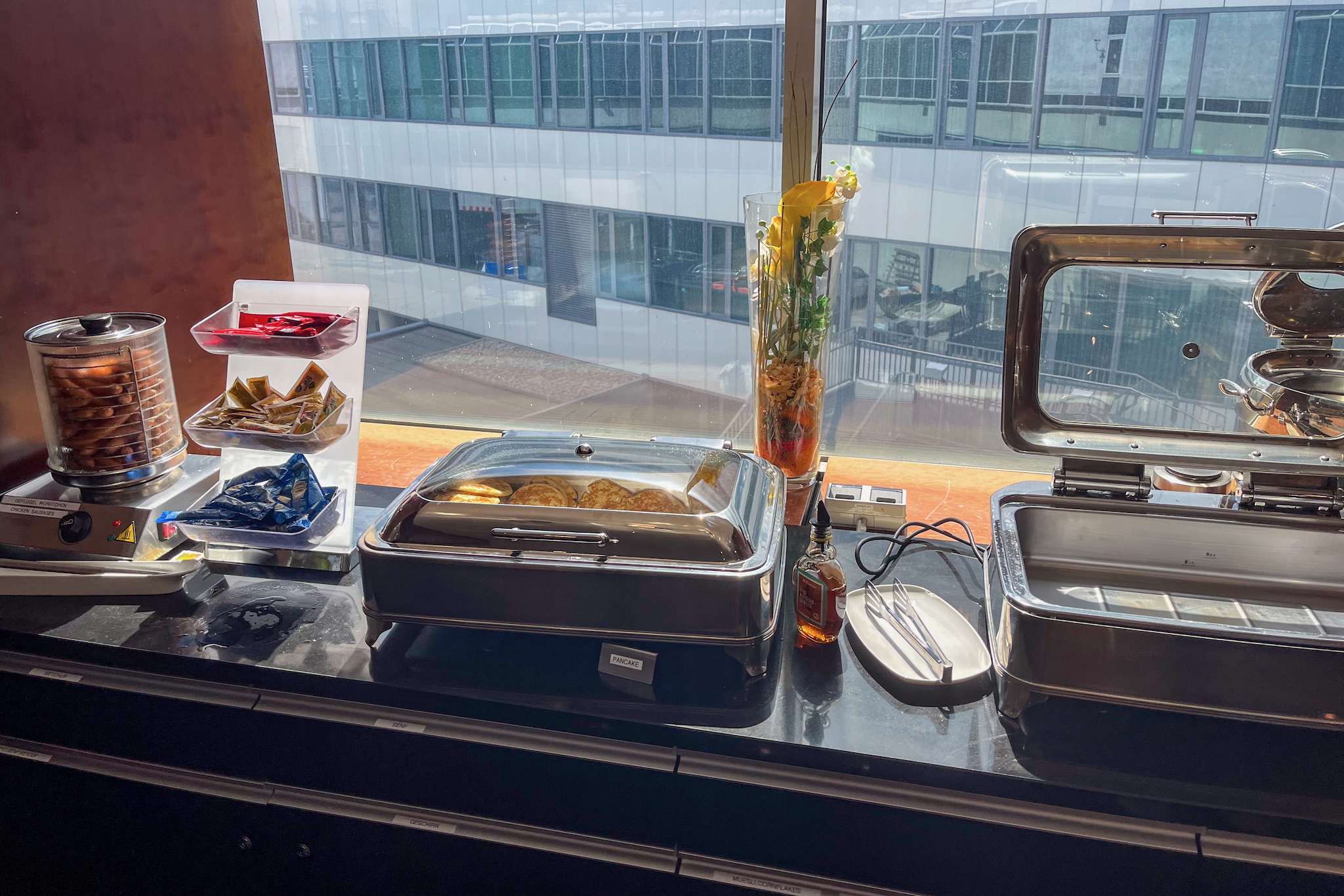LuxxLounge Frankfurt 21 Pancakes und Wiener Würstchen