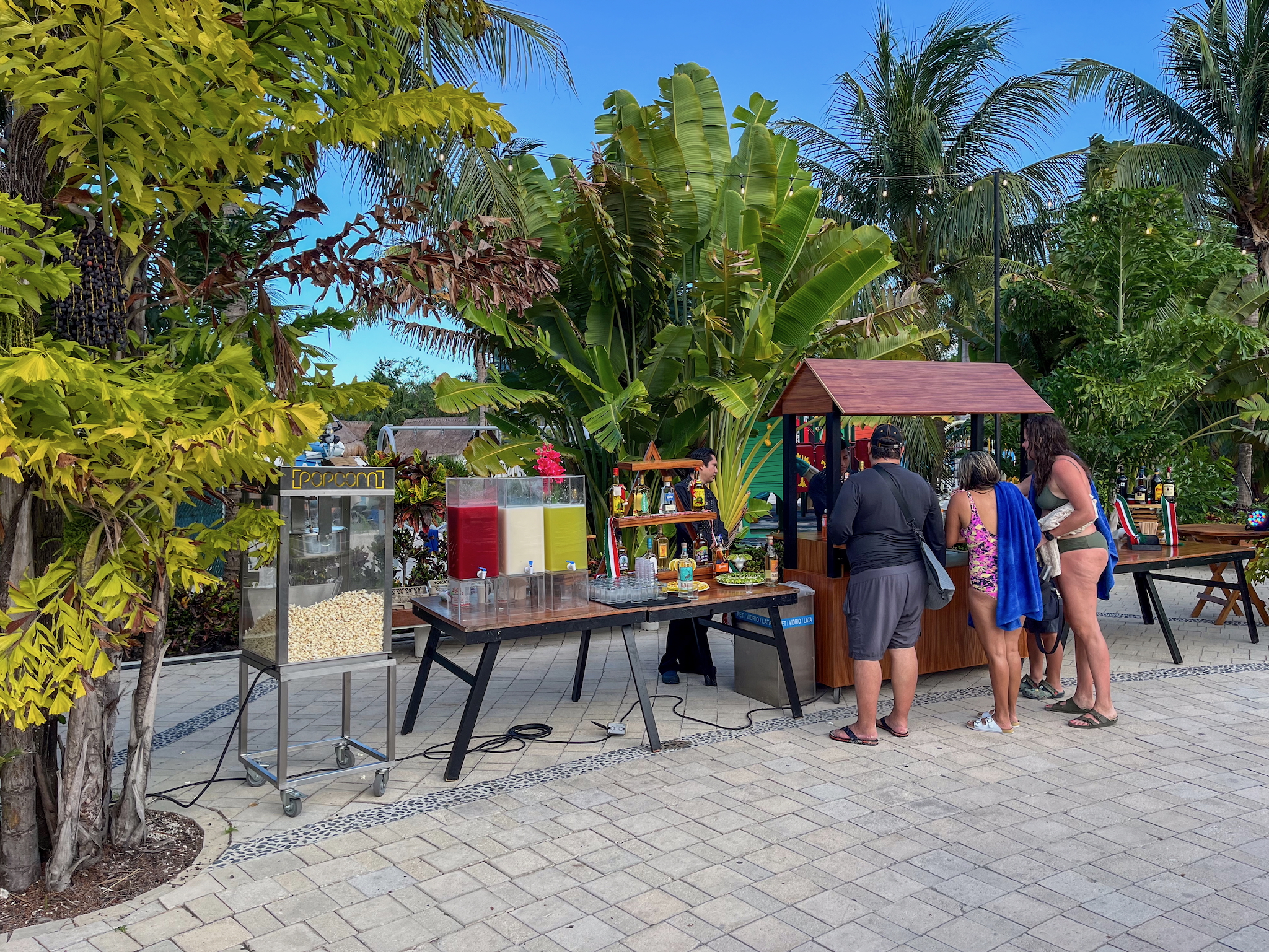 For the Mexican evening, there were local food trucks in front of the buffet restaurant