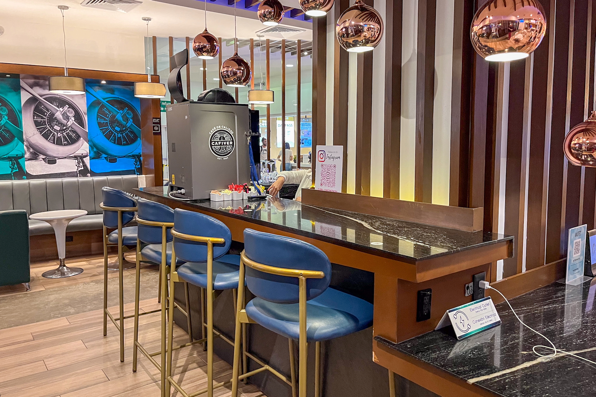 The Lounge Cancún (Terminal 4) 16 The bar - the center of the lounge
